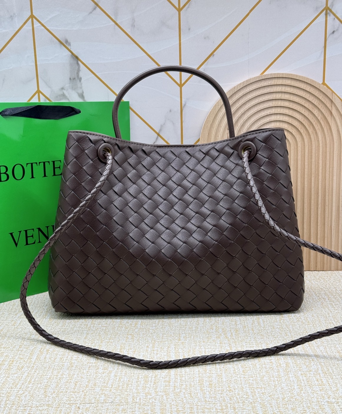 BOTTEGA Medium Andiamo embellished intrecciato leather tote 32cm กระเป๋าสะพายดีไซส์สานเป็นเอกลักษณ์ หนัง nappa นิ่มสวยงาม