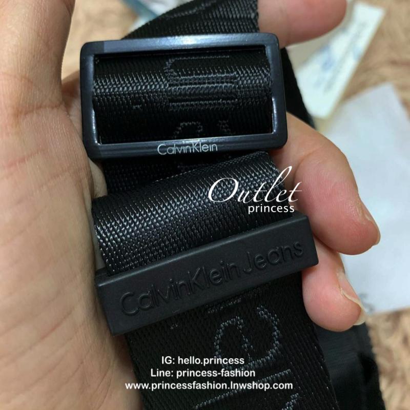 Cavin Klein Crossbody Bag กระเป๋าสะพายข้าง วัสดุหนังโพลีเอสเตอร์ น้ำหนักเบา สายสะพายปั้กโลโก้ ปรับความยาวได้ฟรีไซส์ ด้านหน้ามี1ช่องซิปใส่ของได้ หัวซิปปั้มโลโก้ทุกจุด เปิดปิดด้วยซิปเดียวด้านบน ด้านหน้ามีโลโก้เป็นอักษรย่อสวยงาม ขนาดกระเป๋าใส่มินิไอแพคกระเป๋