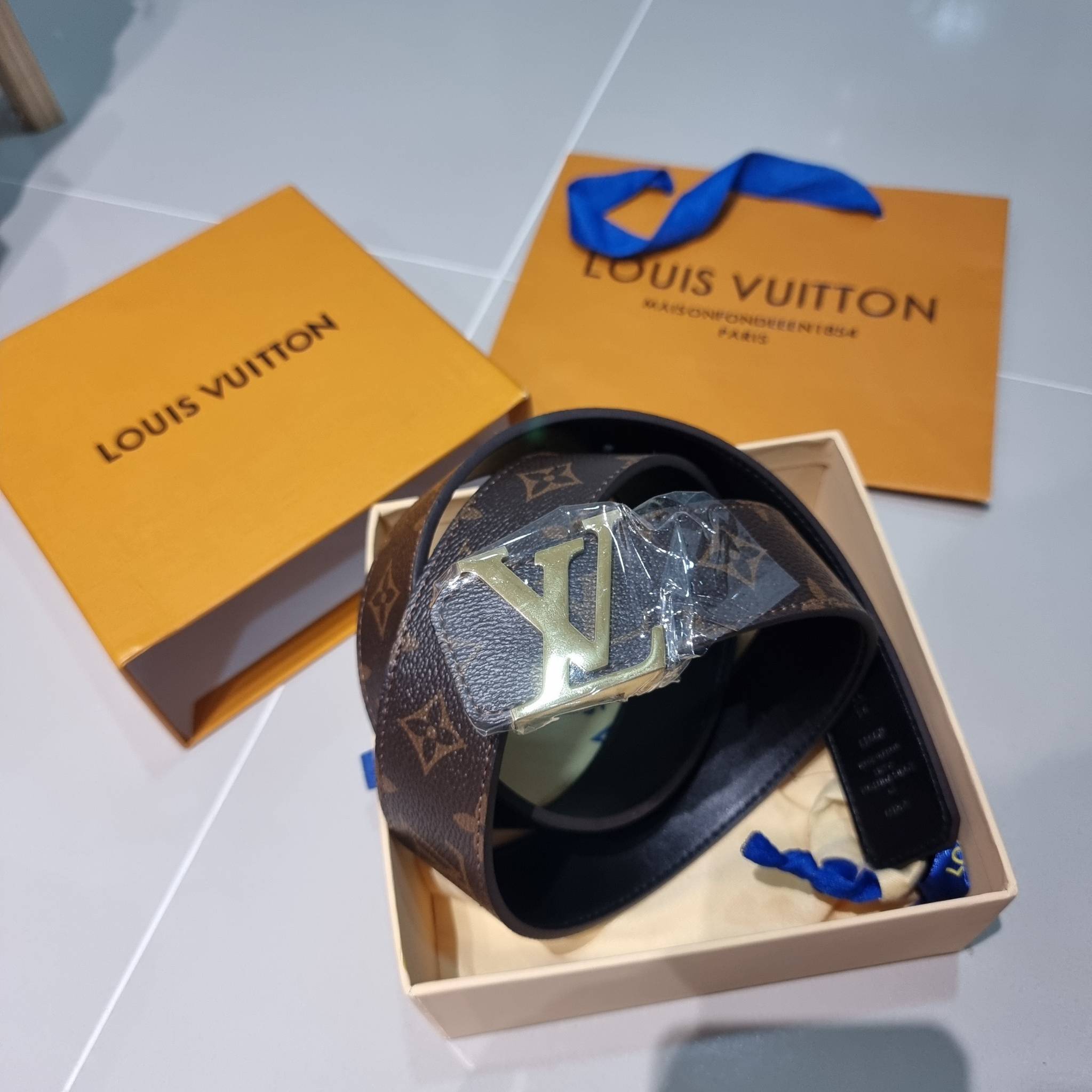 LV Belt Monogram / Silver- Gold เข็มขัดสุดคลาสสิค เรียบง่าย ผู้ดี เป็นซิกเนเจอร์ ด้วยดีไซน์ที่เป็นอมตะ หัวเข็มขัด solid steel อะไหล่ทองและอะไหล่เงินโดดเด่น