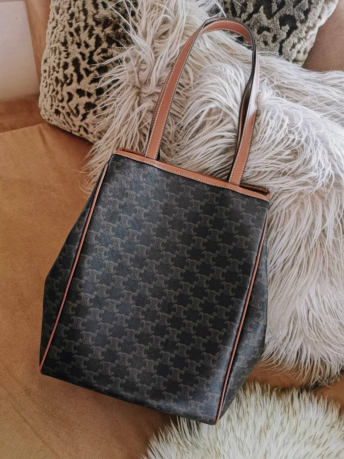 พรีเมี่ยมกิ๊ฟแท้ 100% 】CELINE SHOPPING BAG VIP GIFT WITH PURCHASE (GWP) กระเป๋าสะพายพรีเมี่ยมกิ๊ฟ Limited จาก CELINE HAUTEPARFUME DUTY FREE วัสดุ TRIOMPHE CANVAS หนังสวยอยู่ทรงกันน้ำในดีไซน์ทรง TOTE สวยหรูคลาสสิคไม่มีเอ้าท์