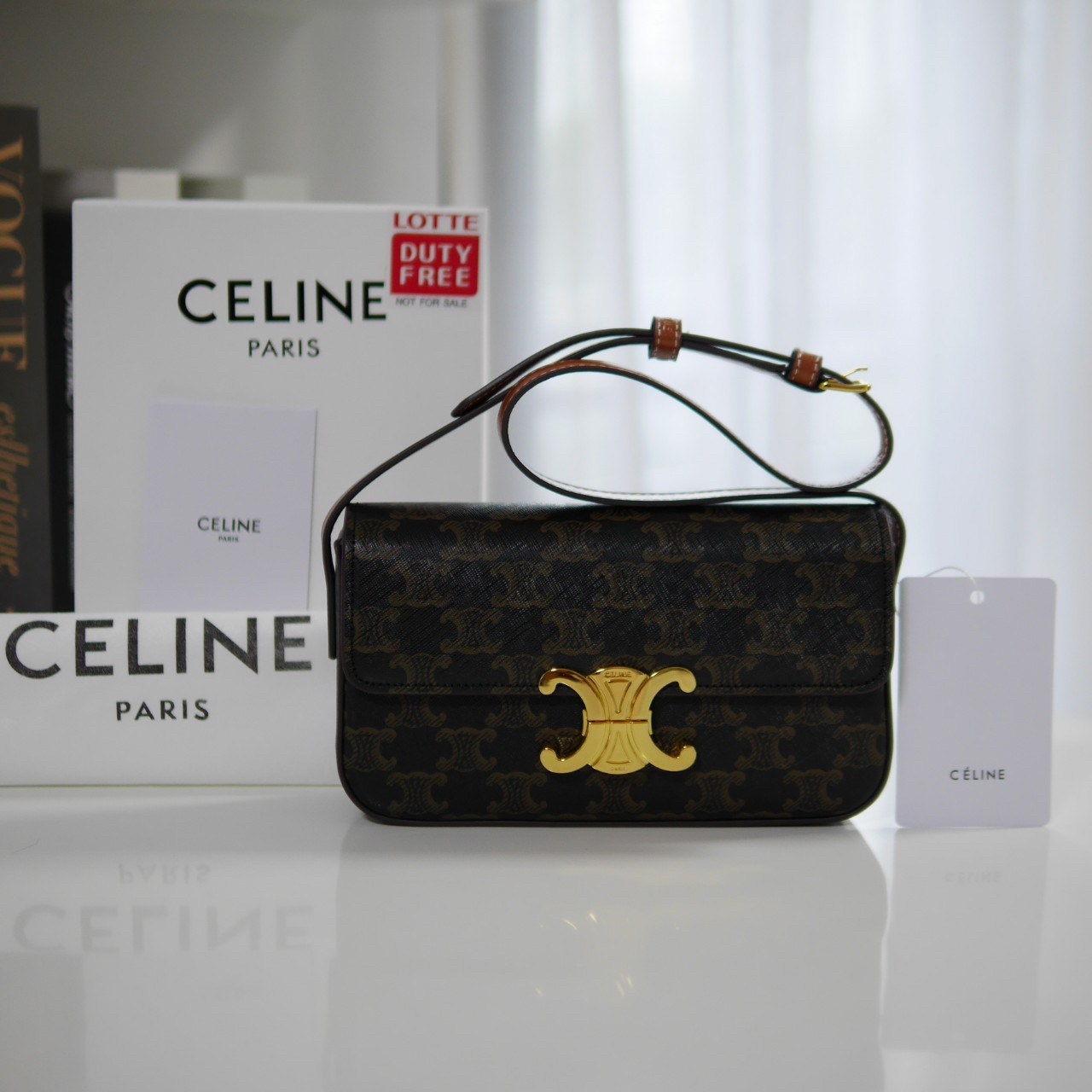 พร้อมส่งที่ไทยแล้วกับ CELINE TRIOMPHE SHOULDER BAG หนังทั้งใบลายสวยหรู ด้านในเปิดด้วยด้วยที่บีบโลโก้อะไหล่ทอง จุของได้กำลังดี ใส่โทรศัพท์ กระเป๋าสตางค์ใบสั้น ของจุกจิกได้ เหมาะกับสาวๆในวัน
