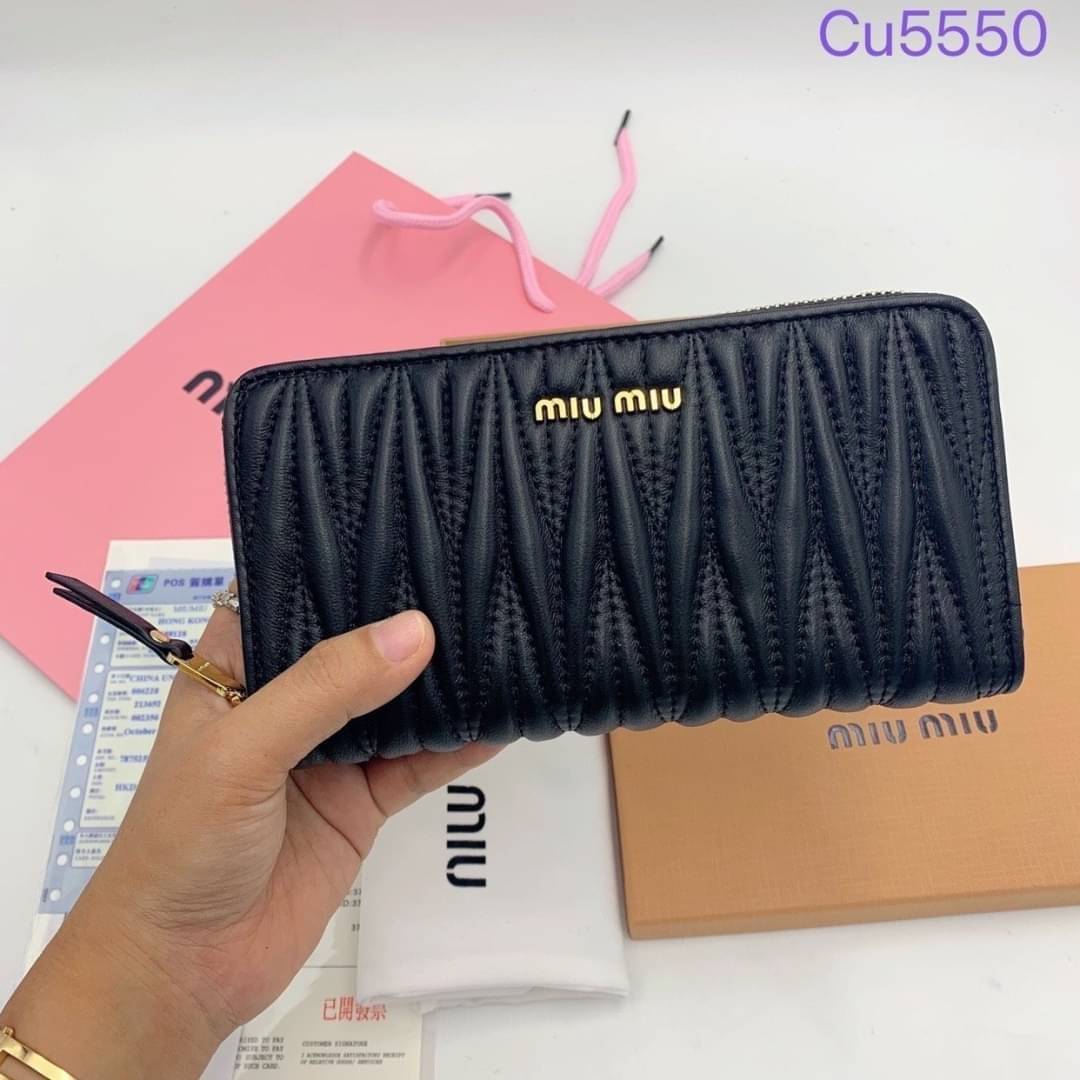 MIU MIU LONG ZIPPER WALLET / MIU MIU WALLET กระเป๋าสตางค์ใบยาว น่ารักพาใจฟู ดีไซน์น่ารักน่าใช้มาก เรียบง่ายแต่มีความโดดเด่นเปิด-ปิดด้วยซิป ภายในมีช่องใส่บัตร และใส่ธนบัตรได้ พร้อมช่องซิปแยกใส่เหรียญได้อีก พกพาง่าย