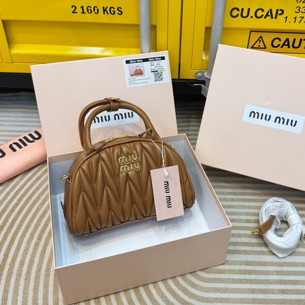 MIU MIU Dumplings leather bag กระเป๋าถือ/สะพายสุดชิค ดีไซน์เพิ่มดีเทล ด้วยการเดินด้ายเป็นเอกลักษณ์ สวยดูแพง ดีไซน์เรียบแต่มากมีอยู่จริง สวยดูแพง แมทชุดได้ง่ายสุด มินิมอลมินิใจ หูจับในตัวง่ายและสะดวกพกพา