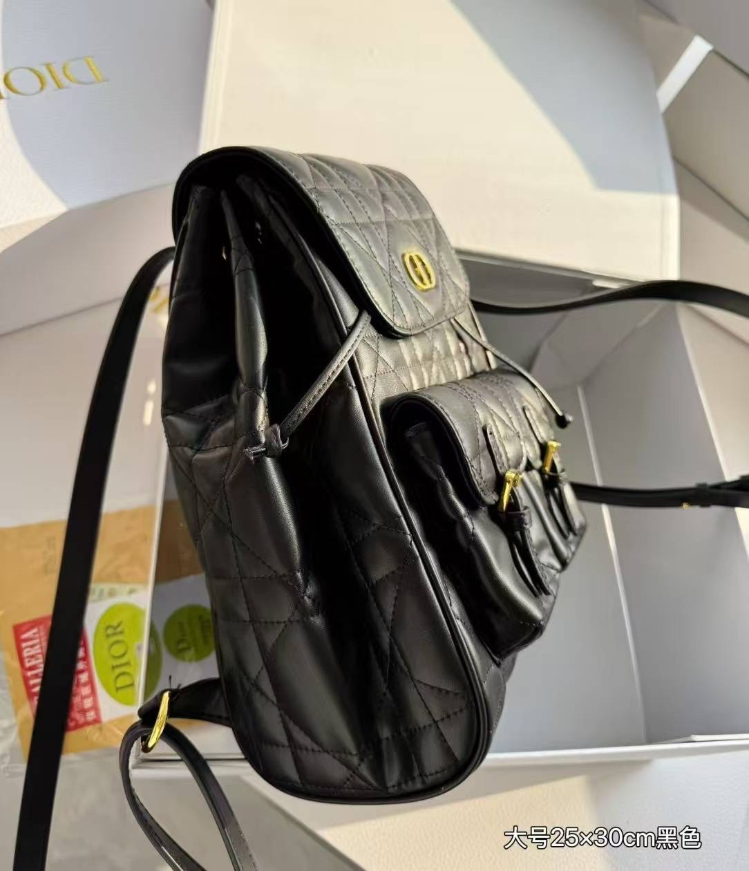 DIOR Medium Caro Backpack กระเป๋าเป้ไซส์กลาง ขนาดกำลังดีน่าใช้ หนังสวยเกินเรื่องมากๆ สัมผัสนิ่ม หรูหรา หูจับในตัวดีไซน์โค้งมนอะไหล่ทองสวยโดดเด่นไม่เหมือนใคร