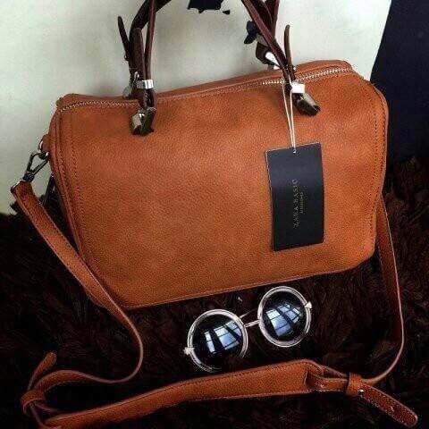 Best Seller!!! ZARA SQUARE BOWLING BAG กระเป๋าถือหรือสะพาย ZARA รุ่นฮิตตลอดกาลวัสดุคุณภาพหนังเเกะเทียมเเบบนิ่ม ทรงสวยดีไซน์เก๋น่าใช้ มีลูกเล่นที่หูหิ้วสามารถปรับระดับได้ มีช่องเล็กใส่ของด้านข้าง ภายในมีช่องเล็กเเละโลโก้มาพร้อมสายสะพายยาวปรับระดับได้เเละที