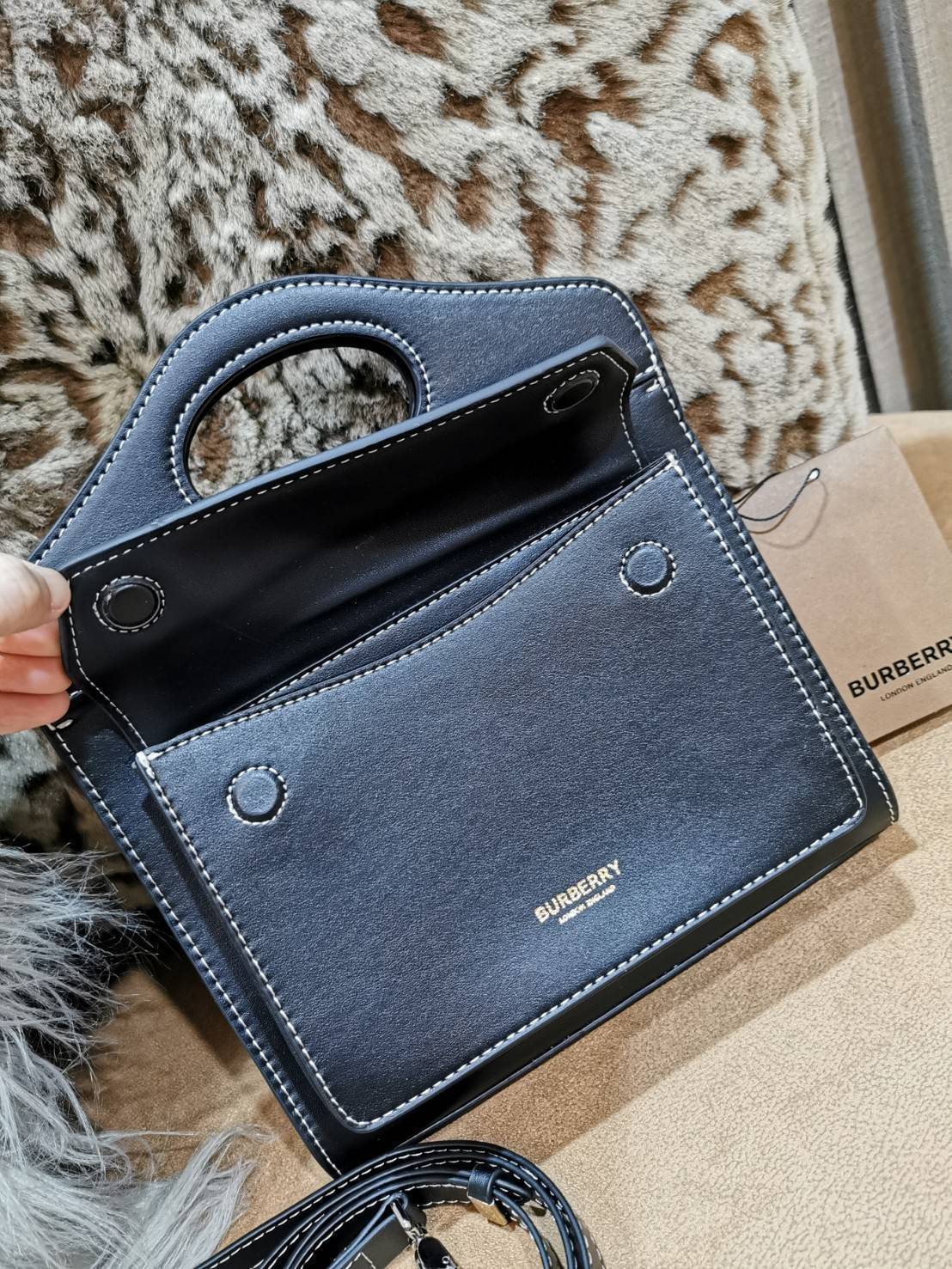 BURBERRY FRAGRANCES CROSSBODY BAG VIP GIFT WITH PURCHASE (GWP) พรีเมี่ยมกิ๊ฟ Limited Edition ใหม่ล่าสุดจาก BURBERRY PERFUME วัสดุหนังแท้ Calf Skin ทรงเหลี่ยม ดีไซน์สวยหรูอยู่ทรง ด้านหน้ามีช่องใส่ของ ภายในโล่งกว้าง มีช่องซิปแบรนด์ สามารถใส่กระเป๋าสตางค์ใบย