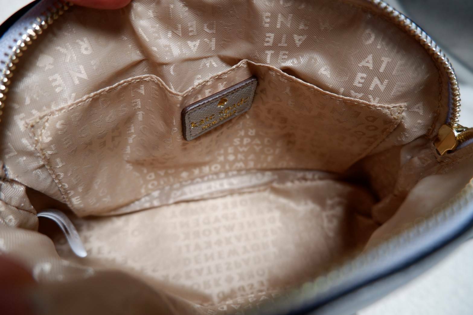 Katespade Crossbody Bag ด้านหน้าติดโลหะชื่อแบรนด์อะไหล่สีทอง เปิดปิดด้วยช่องซิป ด้านในเป็นช่องใส่สิ่งของ และมีป้ายหนังปั๊มโลโก้แบรนด์ ผ้าบุเป็นลายแบรนด์อีกด้วย รุ่นนี้มาพร้อมสายสะพายยาวปรับระดับได้ ทรงนี้สะพายกี่ทีก้อไม่มี out นะจ้ะสาวๆ