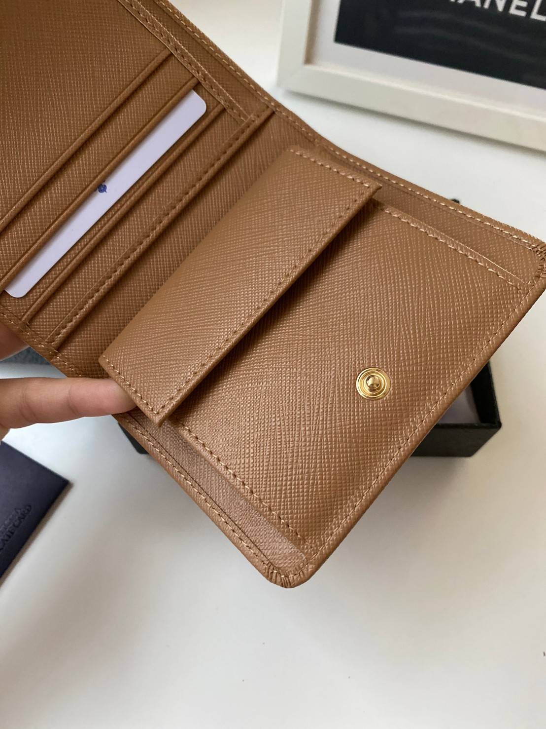 VIP หนังแท้ 】3พับ PRADA Saffiano Metal Tri-Fold Wallet Orchidea