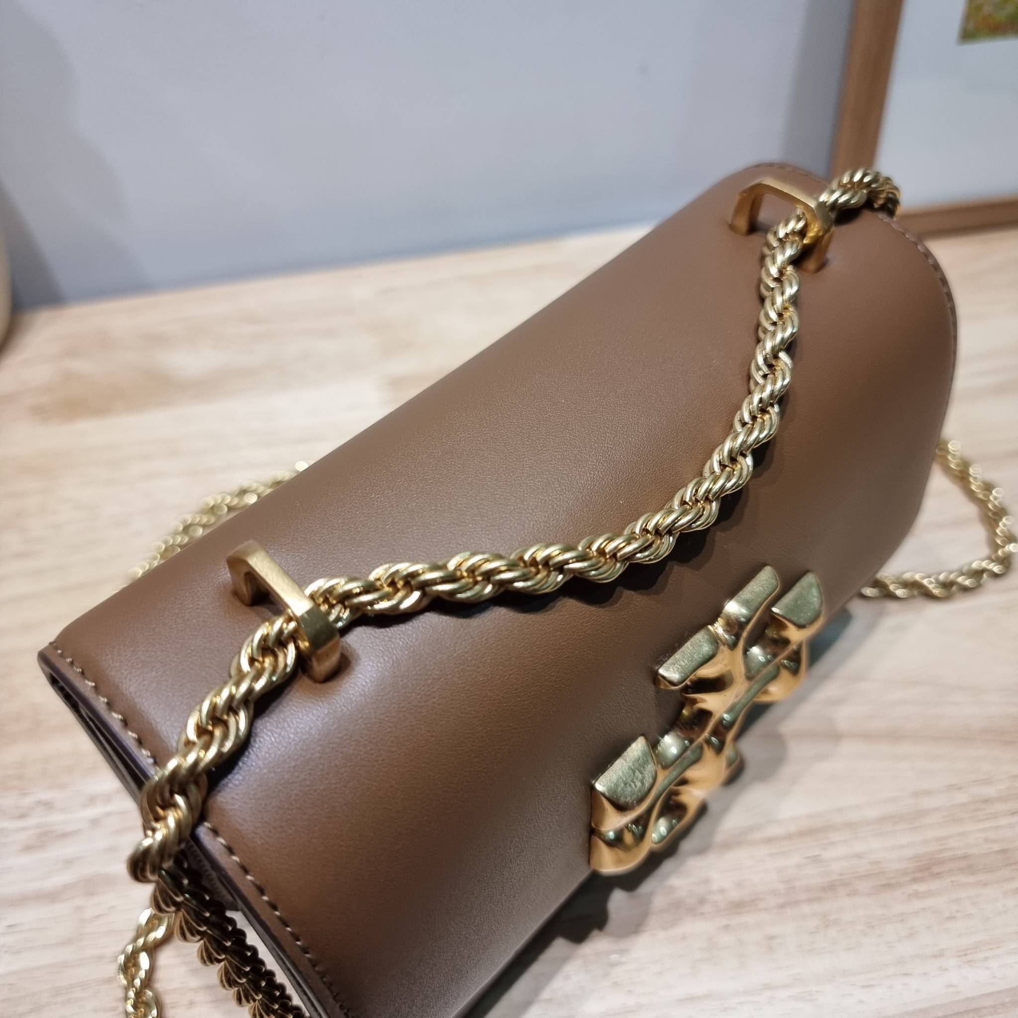 Tory Burch Bag / TORY BURCH ELEANOR SMALL CONVERTIBLE SHOULDER BAG ฮอตไอเท็ม รุ่นนี้ขายดีขายหมด สวยหรู คุณหนู ผู้ดี!! หายากมากแล้วน้า กระเป๋าสะพายข้าง ดีไซน์อยู่ทรง ขนาดกำลังสะดวกใช้ เปิด-ปิดด้วยแถบแม่เหล็ก