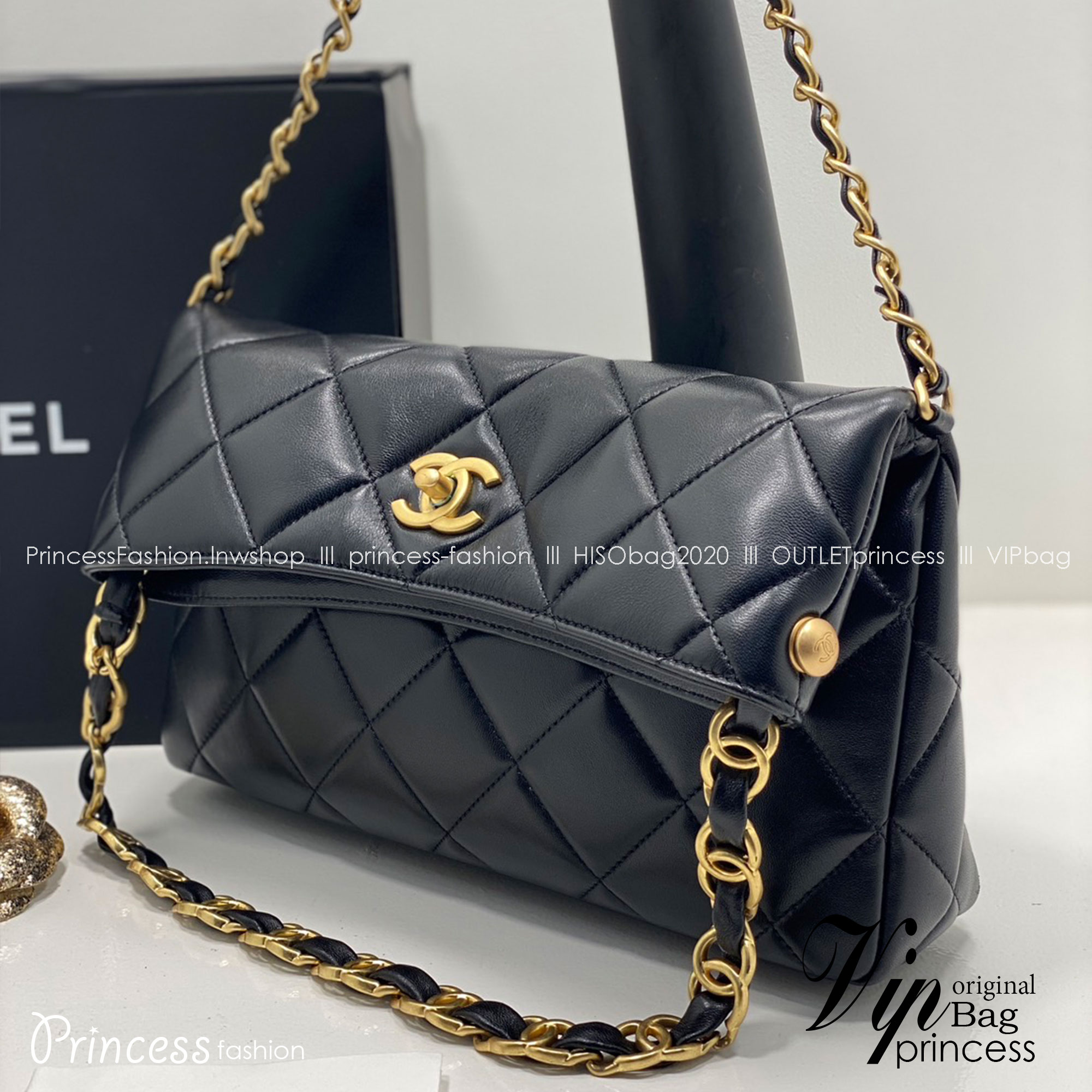 Chanel Tote Bag 27cm / Chanel Hobo / Chanel Vintage Big CC Turnlock Black Quilted Medium Bag Holo กระเป๋าโท้ทใบกลางสไตล์วินเทจ งานหนังเต็มใบลายควิลท์ เป็น every look จุของได้เยอะ เหมาะมากๆ ค่ะ