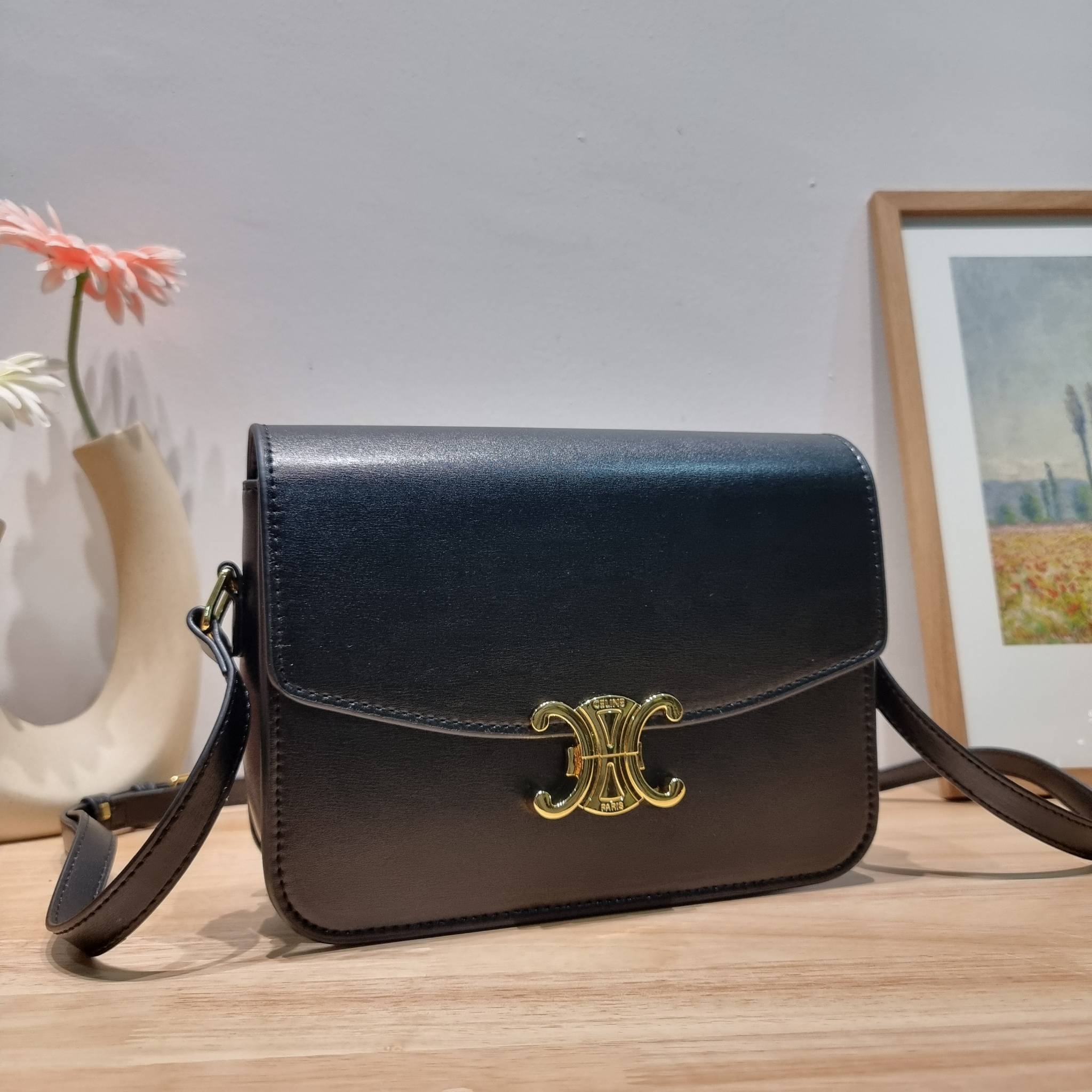 CELINE CLASSIQUE TRIOMPHE BAG IN SHINY CALFSKIN ไอเท็มสุดคลาสสิค ที่ขาดไม่ได้ กระเป๋าสะพายทรงสวยคลาสสิค แฝงความผู้ดี ที่ใช้ได้ทั้งชายหญิง วัสดุหนังคุณภาพดี