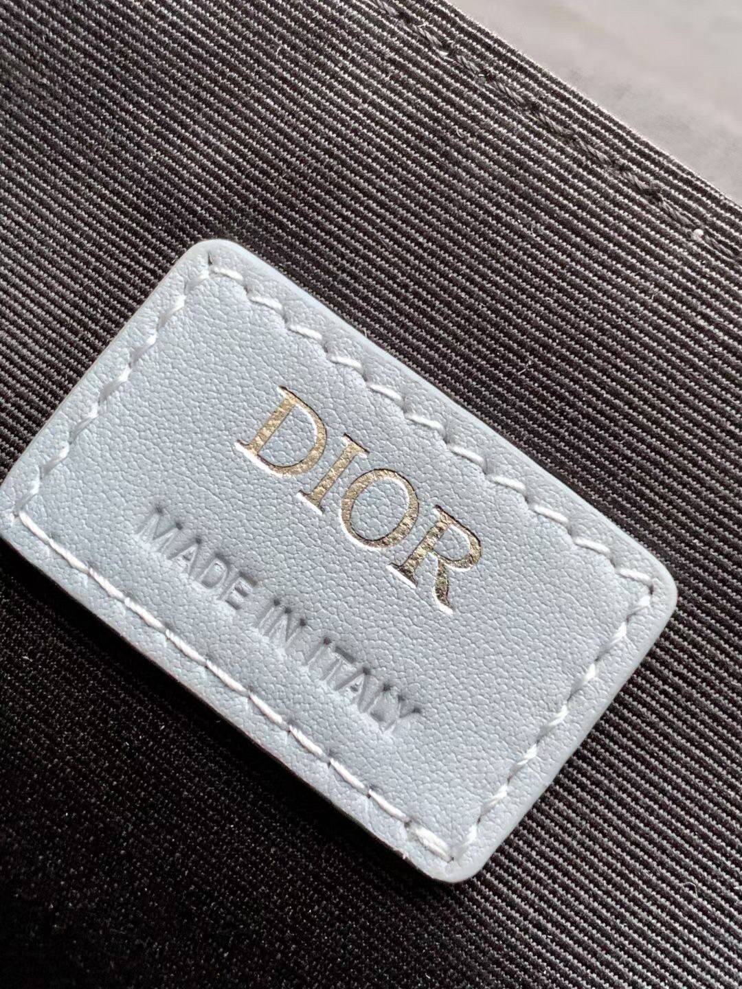 MINI DIOR HIT THE ROAD BAG / Dior Mini Messenger Bag / CD Diamond Messenger Bag ท็อปออริสลับแท้ เกรดดีสุด พร้อมส่ง กระเป๋าสะพาย รุ่นใหม่ล่าสุดคอล Summer 2023 ที่หนุ่มๆไม่ควรพลาด สวยหรูหราเป็นเอกลักษณ์แบรนด์