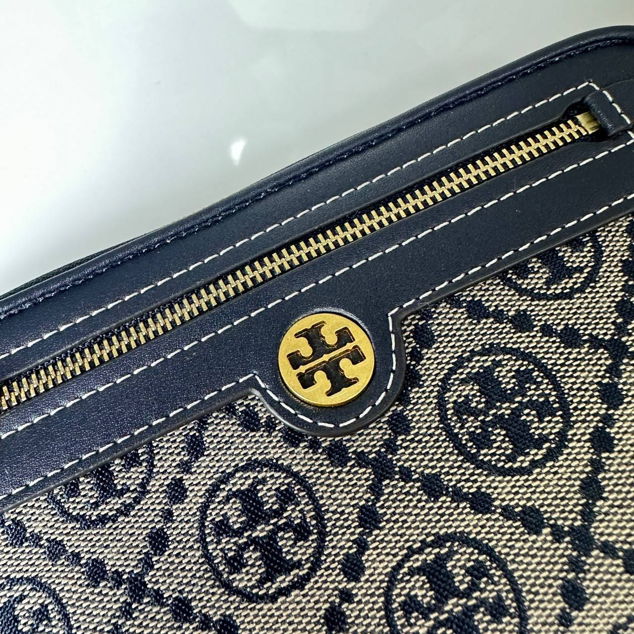 TORY BURCH T MONOGRAM JACQUARD ZIP CONTINENTAL WALLET 79383 กระเป๋าสตางค์ผ้าแคนวาสลายโมโนแกรมตัว T