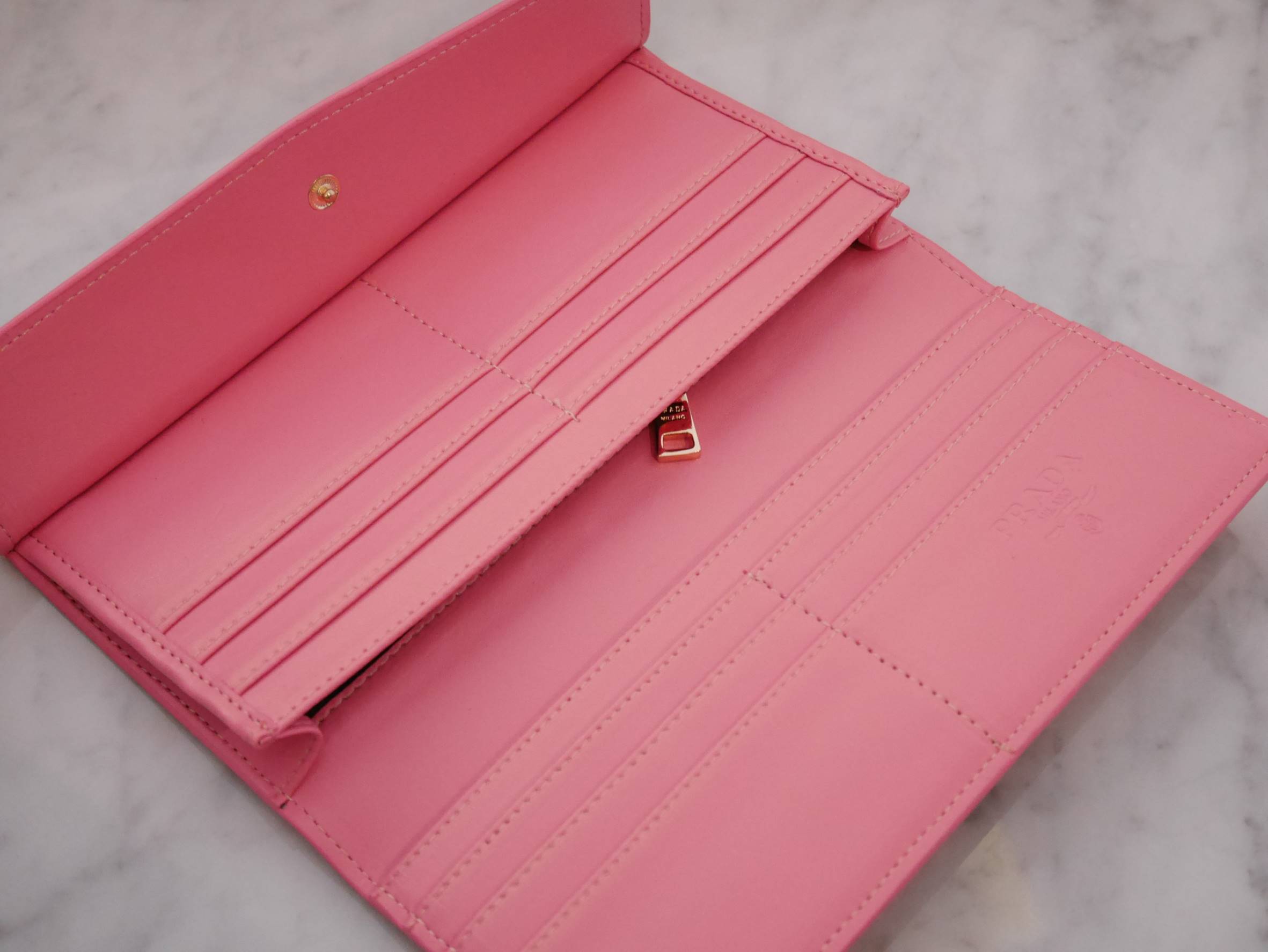 พิเศษ อุปกรณ์ครบset ค้า Best Seller~~ กระเป๋าสตางค์ยาว **ทรงหรู จากงานพรีเมี่ยมกิ้ฟ จากเคาเตอร์ต่างประเทศ จากแบรนด์ PRADA ลายหนัง saffiano ของแท้ 100% มีช่องใส่บัตร ถึง 12 ช่อง และช่องซิปใส่ของจุกจิกได้ น้ำหนักเบา จับถนัดมือ ขนาดกำลังดีคะ ถือแล้วดูดี อะไห