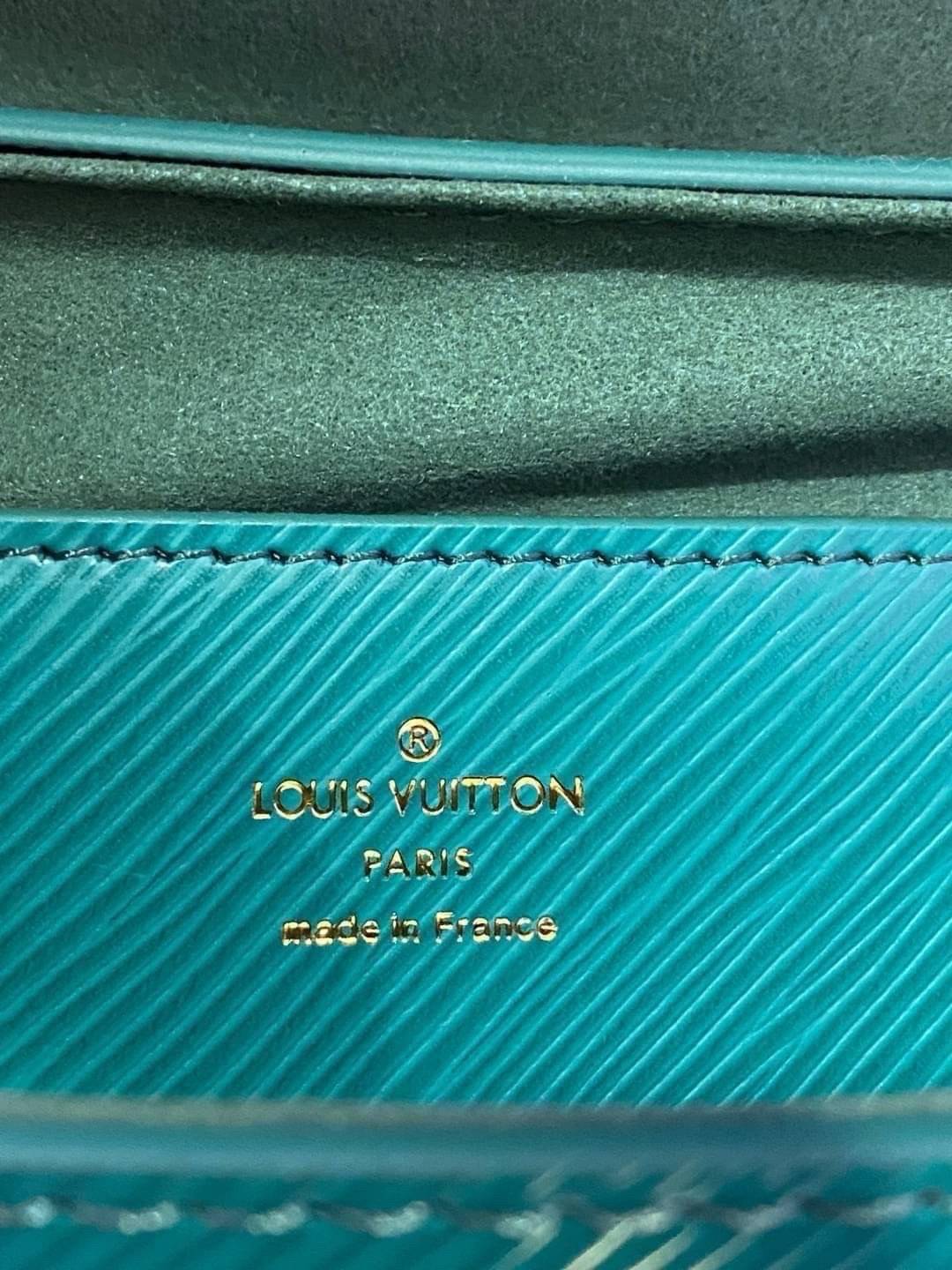 ORI หนังแท้ | LV Twist MM chain bag in grained Epi leather กระเป๋าสะพาย/กระเป๋าถือร พร้อมสายโซ่ หนังลายเกรน Epi โดดเด่นด้วยโลโก้หน้า สวยหรูเป็นเอกลักษณ์ ดีไซน์คัลเลอร์บล็อค สัมผัสโดดเด่นแมตช์กับทุกสไตล์