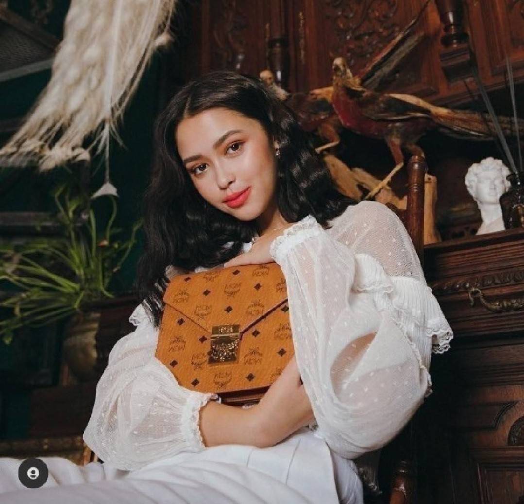 ORI | M.C.M Patricia Shoulder Bag In Visetos กระเป๋าสะพายดีไซน์มีสไตล์ ดูดีมีสเน่ห์ด้วยทรงกระเป๋าที่โค้งรับฐาน ให้ความรู้สึกนุ่มนวล แมทช์ได้กับทุกลุค