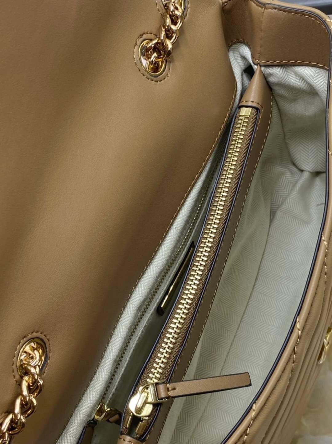 Large : Tory Burch Kira Chevron Quilted Convertible Leather Crossbody Bag เป็นกระเป๋าที่ใช้ในการออกงานสำคัญหรือวันที่มีปาร์ตี้สังสรรค์ คุณควรเลือกใช้กระเป๋าที่มีดีไซน์สะดุดตา เพราะจะช่วยยกระดับและเพิ่มเสน่ห์ให้กับตัวคุณเองมากยิ่งขึ้น หากเป็นงานทางการ เช่น