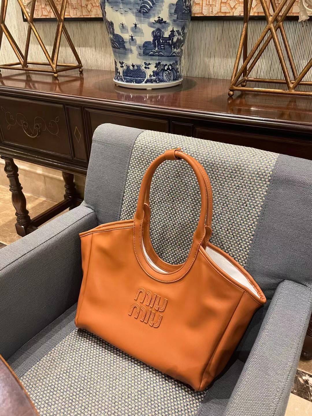 Mui Mui Ivy Tote Bag กระเป๋าสะพายทรงโท้ท ภายในโล่งกว้าง หนังนิ่มเงาสวยมาก เกรดออริ 1:1 ใช้งานต่างประเทศได้
