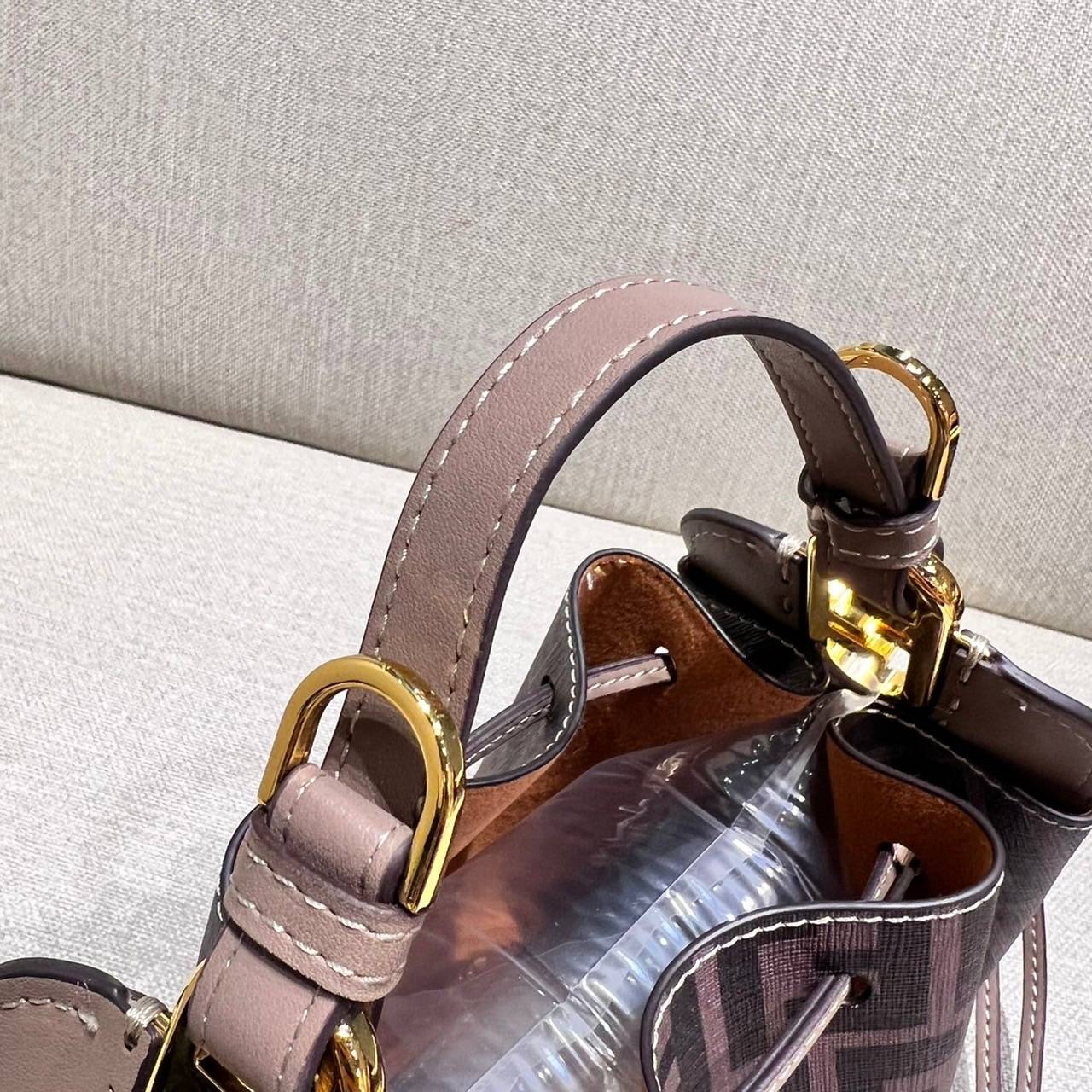 Fendi Pomodorino mini FF leather bag / FENDI FF mini bag รุ่นลิมิเต็ด หายาก ขนาดกำลังสวย ดีไซน์ทรงไม่ซ้ำใคร เก๋ๆตรงดีเทลรูดเก็บปากกระเป๋า วัสดุหนังแคนวาสเคลือบลาย มาพร้อมหูจับในตัว และสายครอสมีมาให้ ปรับได้เล็กน้อย ภายในโล่งกว้าง ใส่ของจำเป็นได้ครบ ใบจริง