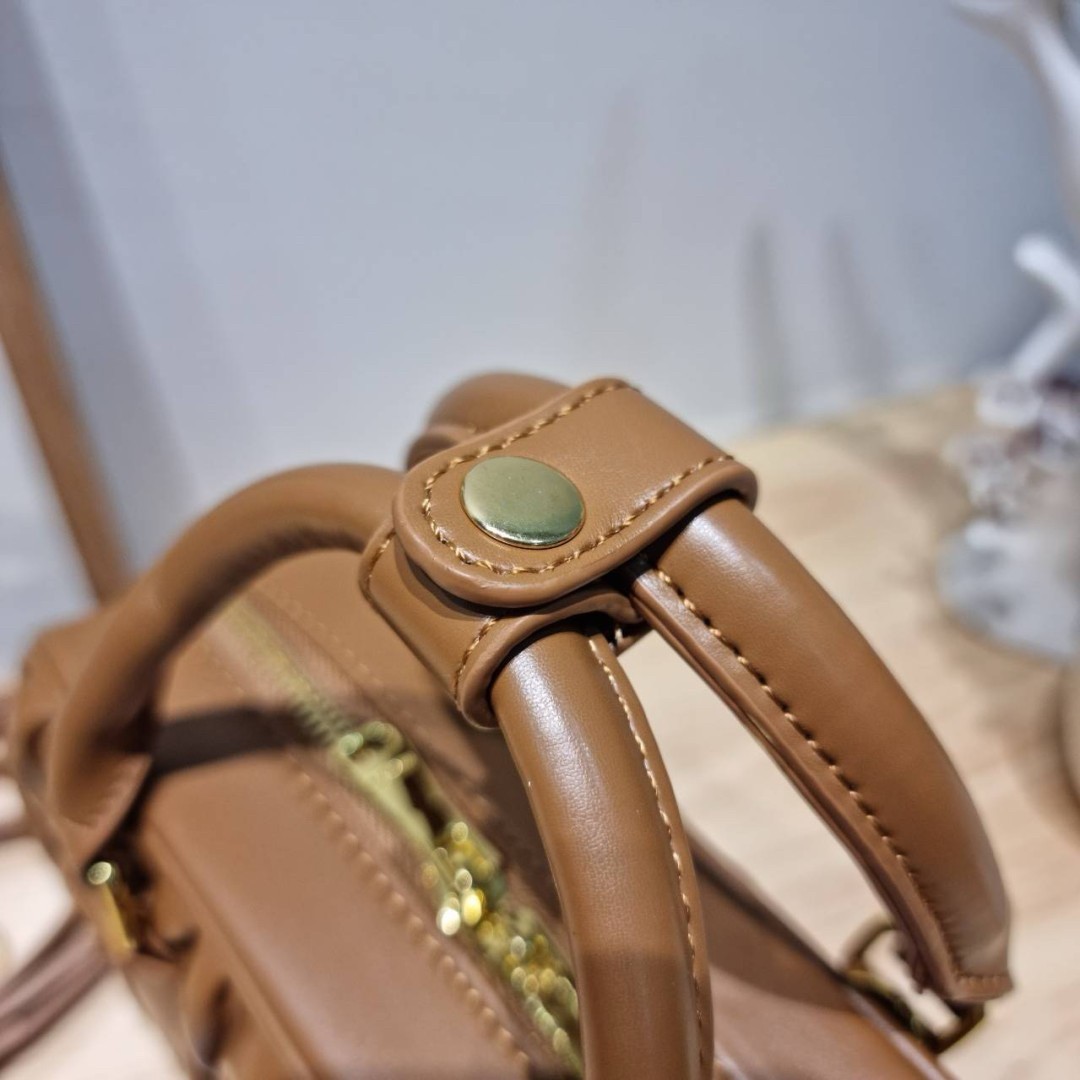 MIU MIU ARCADIE METELASSE LEATHER BAG กระเป๋าถือ/สะพายสุดชิค คุ้มมากไม่อยากให้พลาดน้า