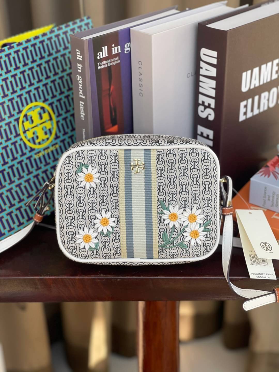 Tory burch Gemini Link Canvas Applique Mini Bag Crossbody Daisy Stripe กระเป๋าสุดปังจากทอรี่ เบริช์(Tory Burch) อย่างเจมิไนลิงค์ ในทรงcrossbody bag มีเอกลักษณ์โดดเด่นที่ลายทางตรงกลาง มีการพิมพ์แพทเทิรน์โซ่แบบเรียบหรู เพิ่มความน่ารักจากดอกเดรซี่ที่ถูกจัดวา