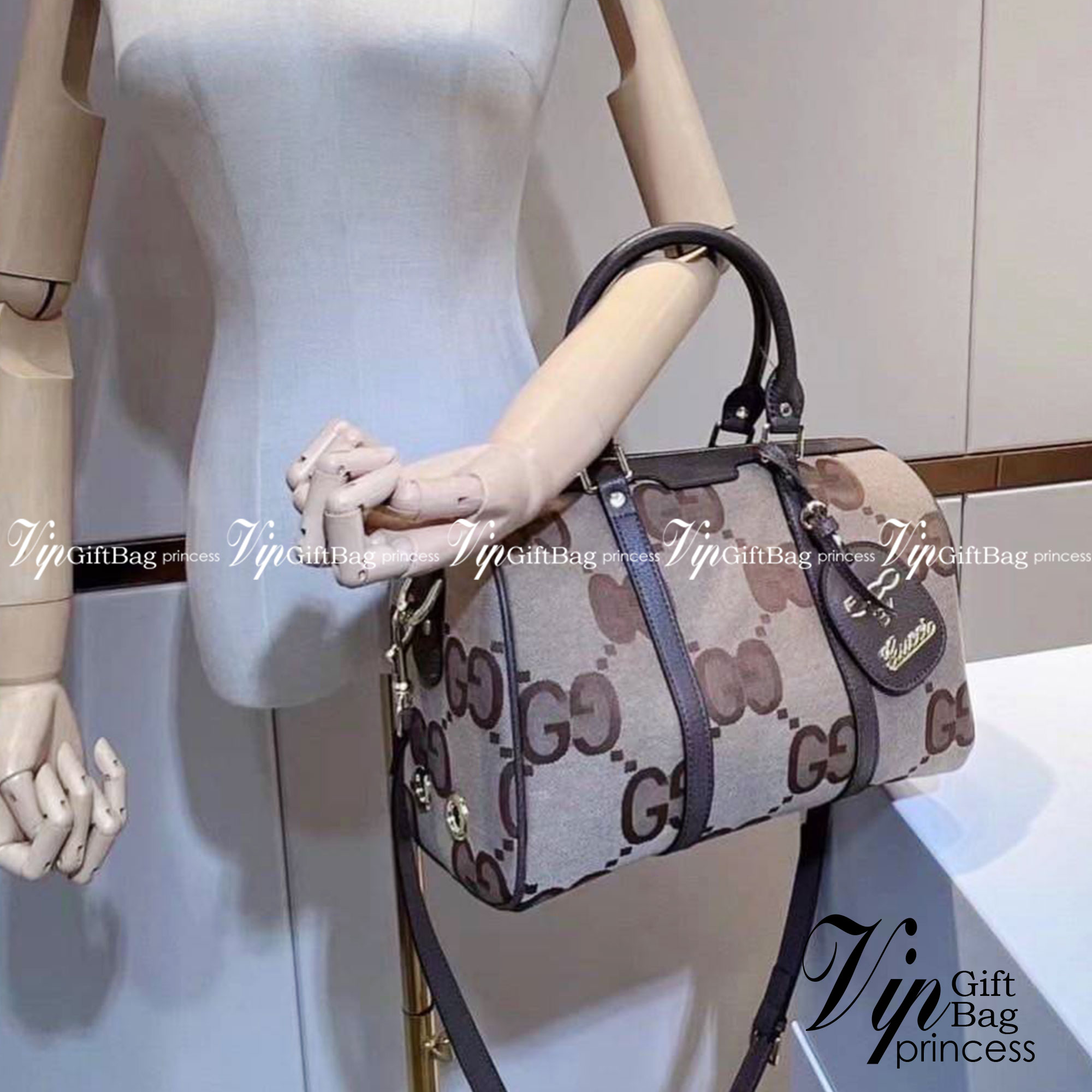 VIP 🥂 Gucci Vintage Web Boston Bag / Gucci Travel กระเป๋าทรงหมอนยอดนิยม สำหรับสาวๆ ผู้รักการพกพาของเยอะๆ ไปไหนมาไหนตลอดเวลา เหมาะใช้ทั้งในชีวิตประจำวันหรือใช้เป็นกระเป๋าเดินทางก็ได้ โดดเด่นด้วยลวดลายซิกเนเจอGucci วัสดุcalfskin อะไหล่ทอง ขนาดกำลังด