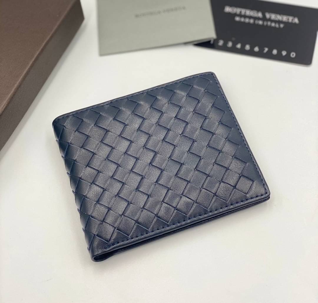 VIP 】หนังแท้ BOTTEGA VENETA WALLET กระเป๋าสตางค์ใบสั้นคุณผู้ชาย รุ่นตามหา มาเท่าไหร่ไม่เคยพอเลยค่า เป็นรุ่นคลาสสิกที่หยิบมาใช้งานได้บ่อยที่สุด งานหนังลูกวัวแท้ทั้งใบสวยมากนะคะ ใช้ทนทานได้นานเลยค่ะ ภาพสินค้าถ่ายจากงานขายจริง พร้อมส่งที่ไทยราคาสุดคุ้มห้ามพล