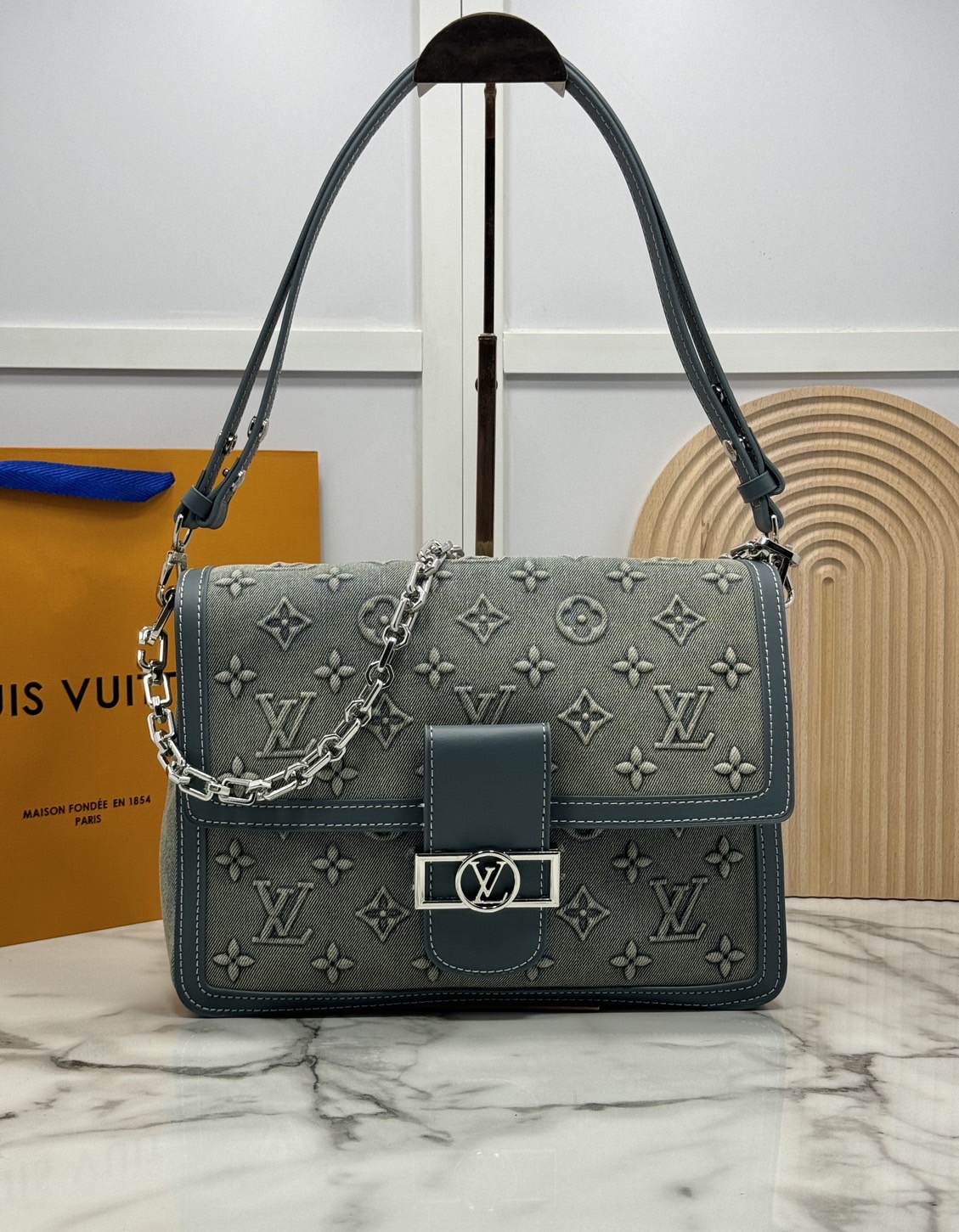 LV Dauphine 30 Monogram Denim Bag กระเป๋าสะพายทรงสวยใบใหญ่คลาสสิกเดนิมซีดสไตล์วินเทจ ปั้มนูนโลโก้ลายโมโนแกรม ใหม่ล่าสุด ส่งท้ายปีแบบสุดหรู กับกระเป๋าสะพายลุคคุณนาย