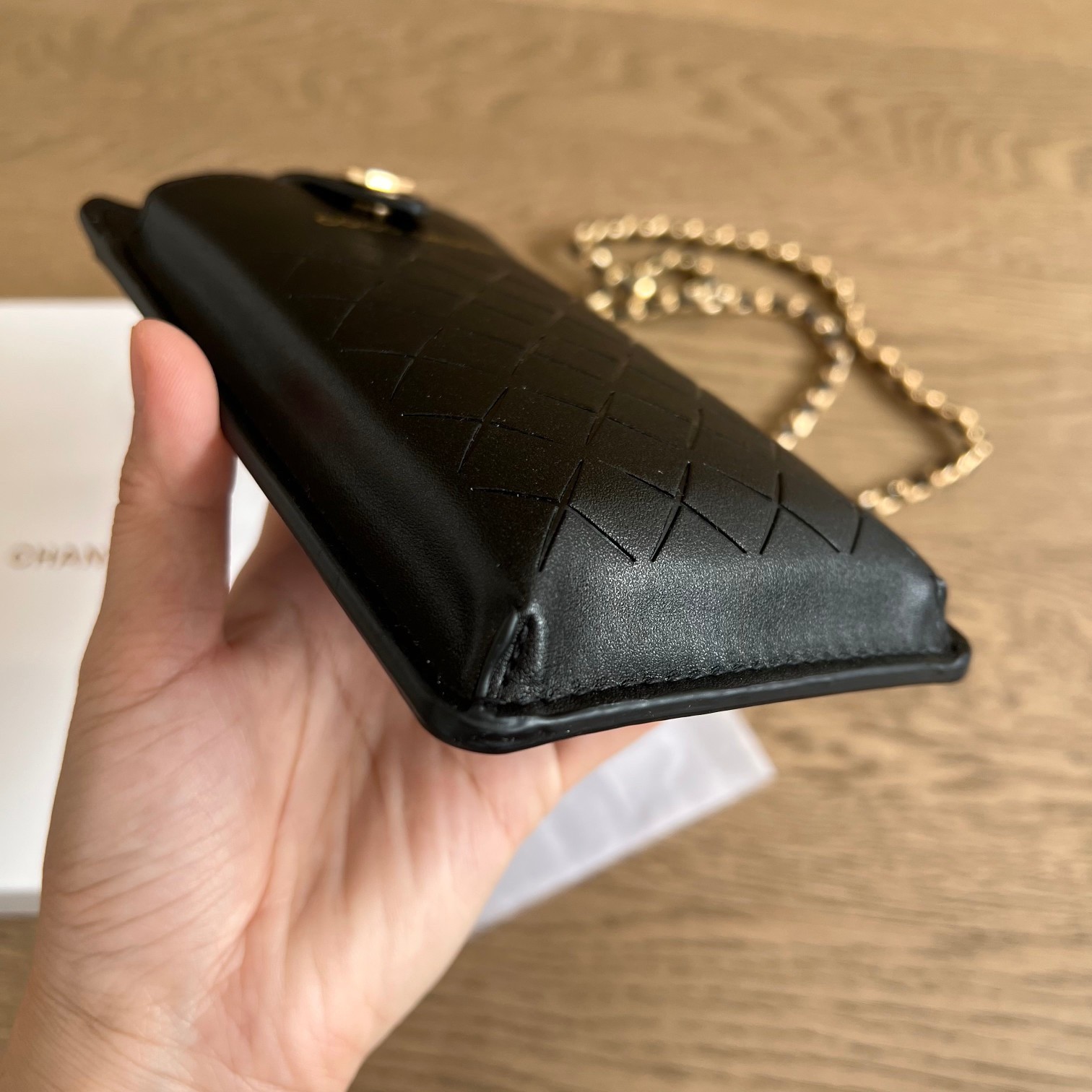 ด่วนมีจำกัด!! CHANEL COCO SMARTPHONE CASE AND CROSSBODY BAG กระเป๋าใส่มือถือ ใส่บัตร ที่มาพร้อมสายสะพายสวยหรู ตัวหนังนิ่ม ขนาดกำลังน่ารัก