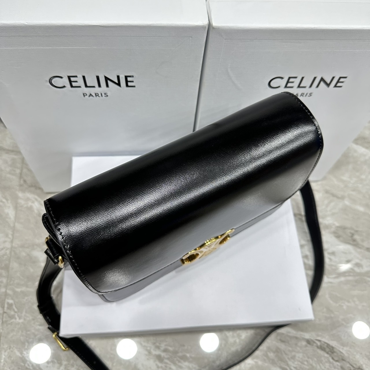 ORI หนังแท้ | 9" CELINE CLASSIQUE TRIOMPHE bag in natural leather กระเป๋าสะพายรุ่นยอดนิยม ด้วยรูปทรงสี่เหลี่ยมผืนผ้า ดีไซน์คล่องตัวถ่ายทอดให้เห็นถึงแก่นแท้ของสไตล์