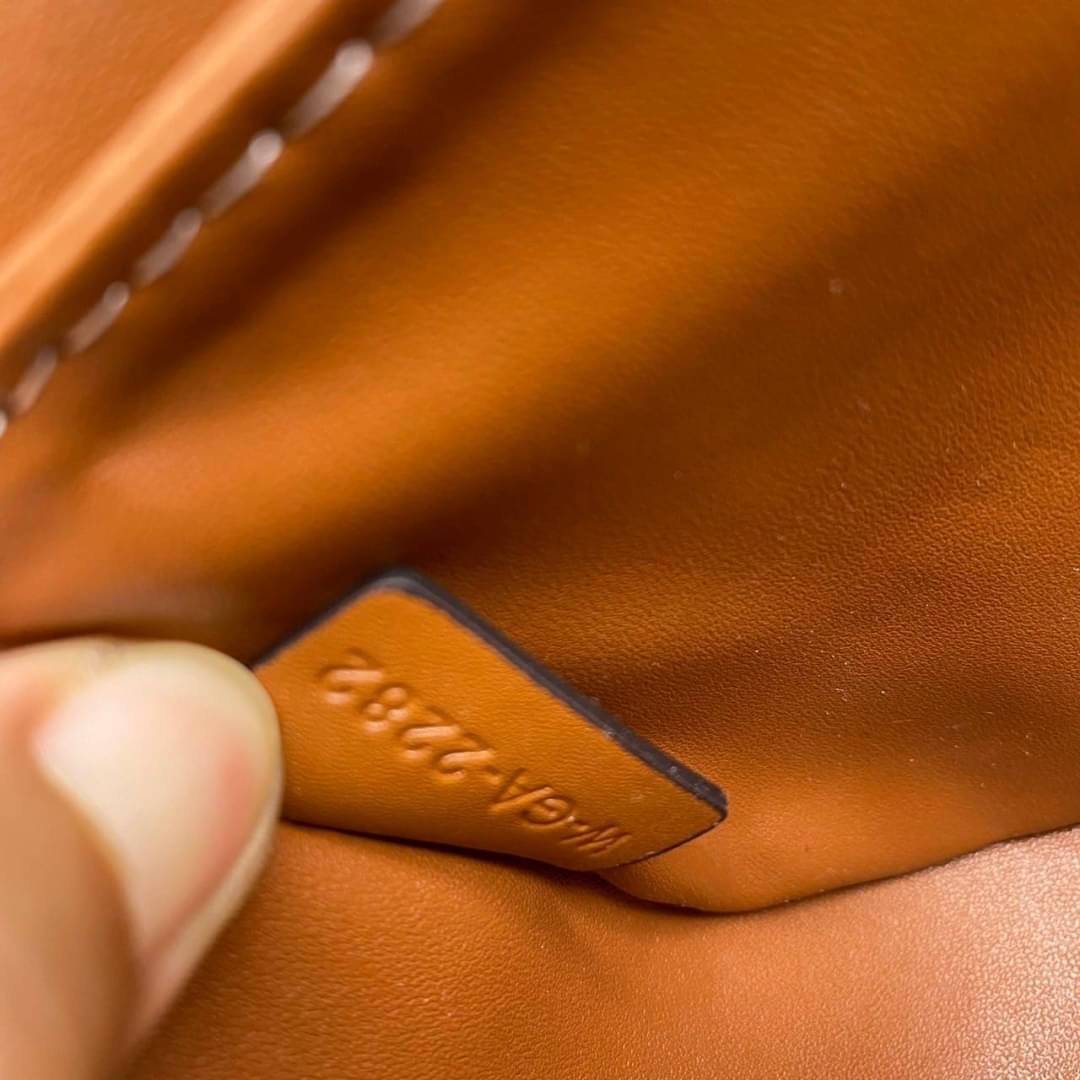 CELINE Mini besace triomphe in shiny top handle กระเป๋าสะพายคาดลำตัวพร้อมหูจับถนัดมือ ได้รับความนิยมอย่างมาก ด้วยรูปร่างทรงโค้งมนมีความคลาสสิกตามแบบฉบับแบรนด์