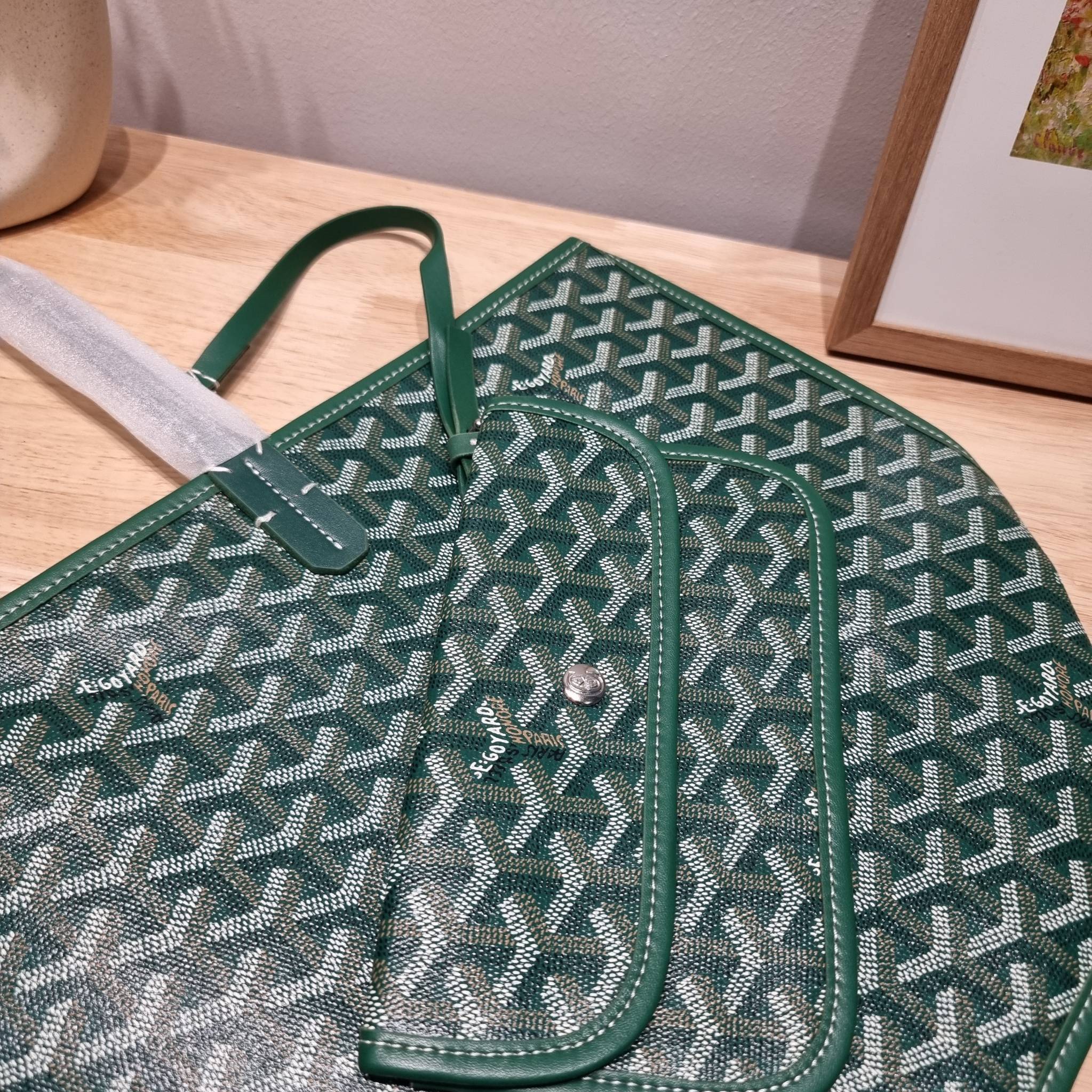 GOYARD ANJOU REVERSIBLE TOTE ฮอตไอเท็ม กับกระเป๋าสะพายทรงโท้ท ใบใหญ่จุใจ!! มาครบสีขายดี เลิศทุกสี รูปทรงคลาสสิค ดีไซน์เป็นเอกลักษณ์ ใช้งานได้หลากหลาย สามารถกลับด้านใช้ได้แบบไม่มีเบื่อ วัสดุหนังแคนวาสพิมพ์ลายสวยคม ภายในโล่งกว้างมาก