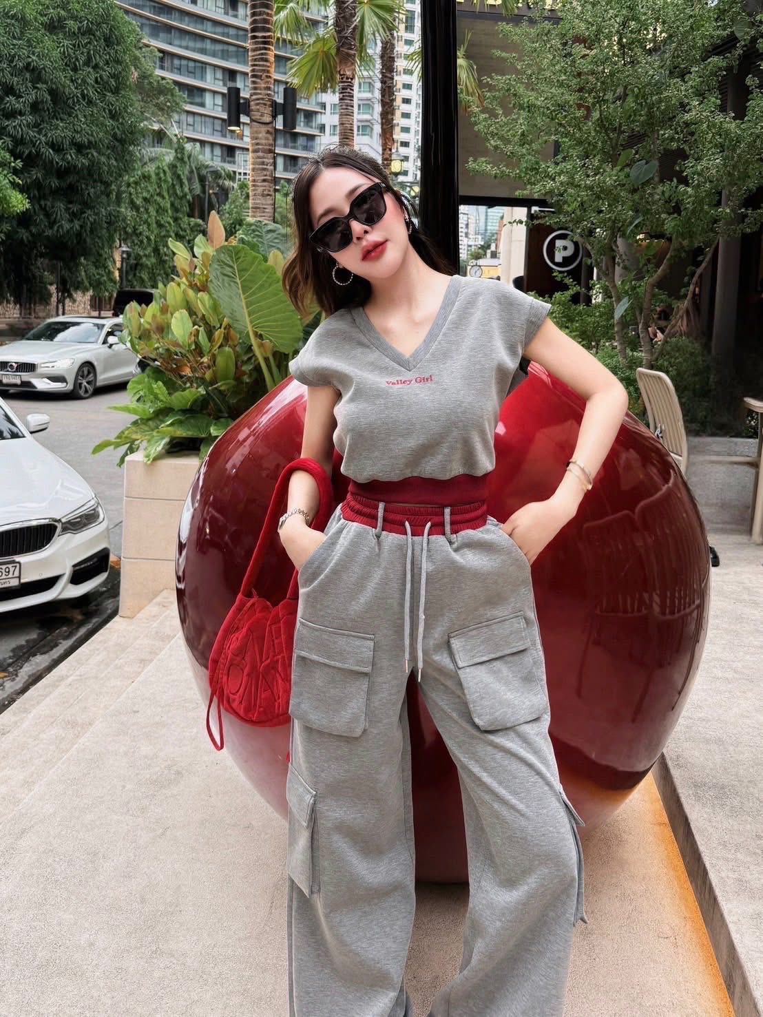 เช่าชุดเที่ยว by Princess 💕A'Perfect เซทวอมเสื้อครอปสีเทาตัดขอบเอวสีแดงขับผิว สีเข้ากันเว่อ ควรจัดค่า