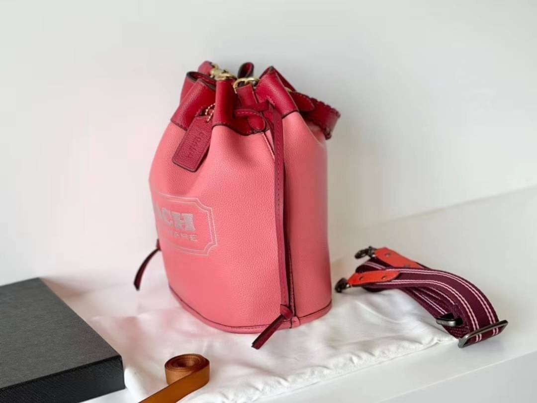 COACH Color-Block Leather Field Bucket Bag ((C3850//C3851)) พร้อมส่งที่ไทย กระเป๋าทรงขนมจีบ สุดฮิต ใช้ได้กับทุกๆวัน หนังแท้ลายหนังสวยนิ่มมือดีค่ะ ด้านหน้ามีโลโก้แบรนด์ตังใหญ่ ปากกระเป๋าแบบหูรูด ปล่อยหนังห้อยยาวลงมา ภายในกระเป๋ากว้างใส่กระเป๋าเงินใบยาวได้;