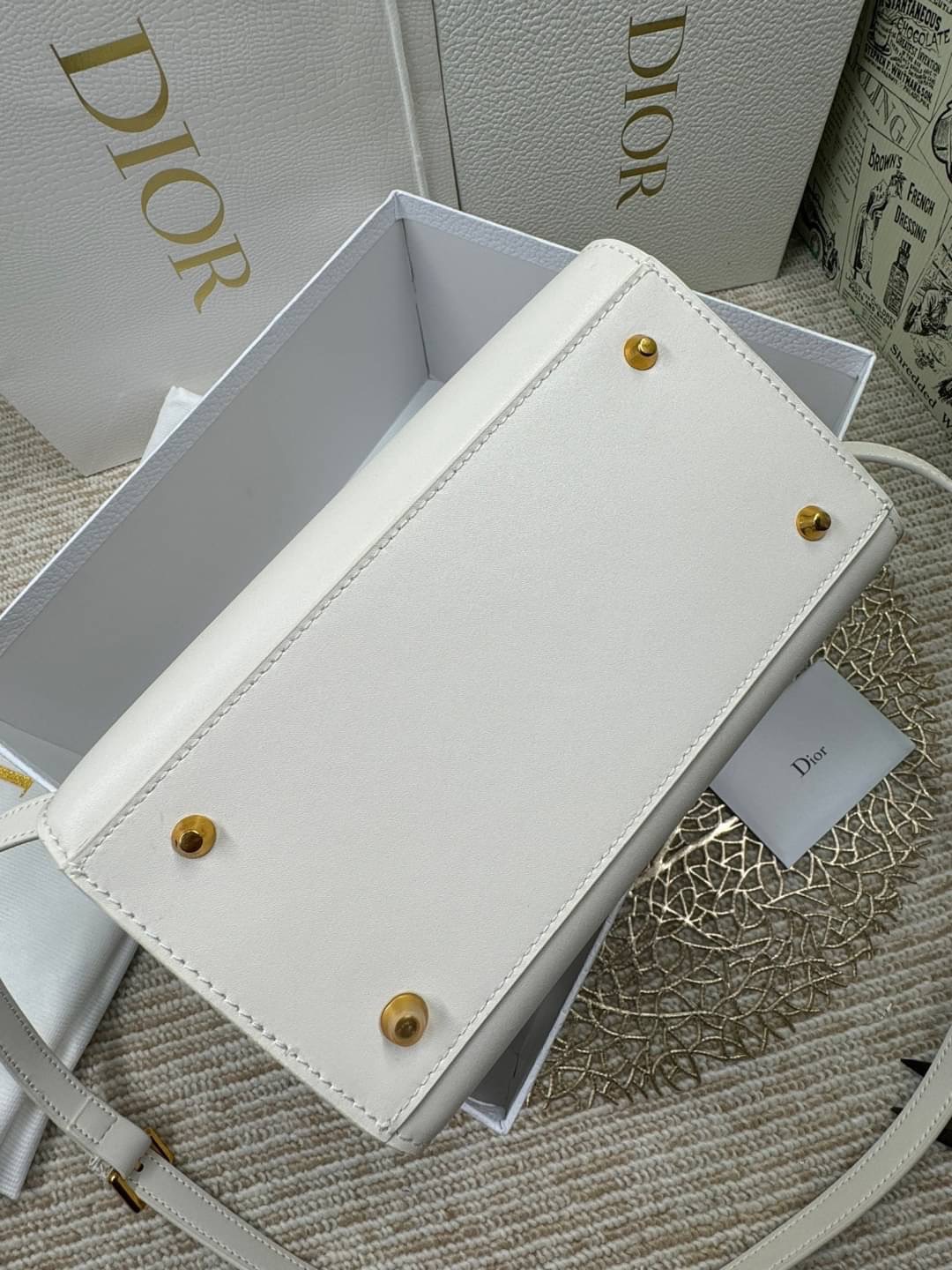 DIOR SMALL BOSTON BAG White Box Calfskin / DIOR Box Bag พร้อมส่ง กระเป๋าสะพายทรงกล่อง New for Winter 2023 คอลผู้ดี สวยหรู ตอบโจทย์และแมทช์ได้กับทุกลุคทุกสไตล์