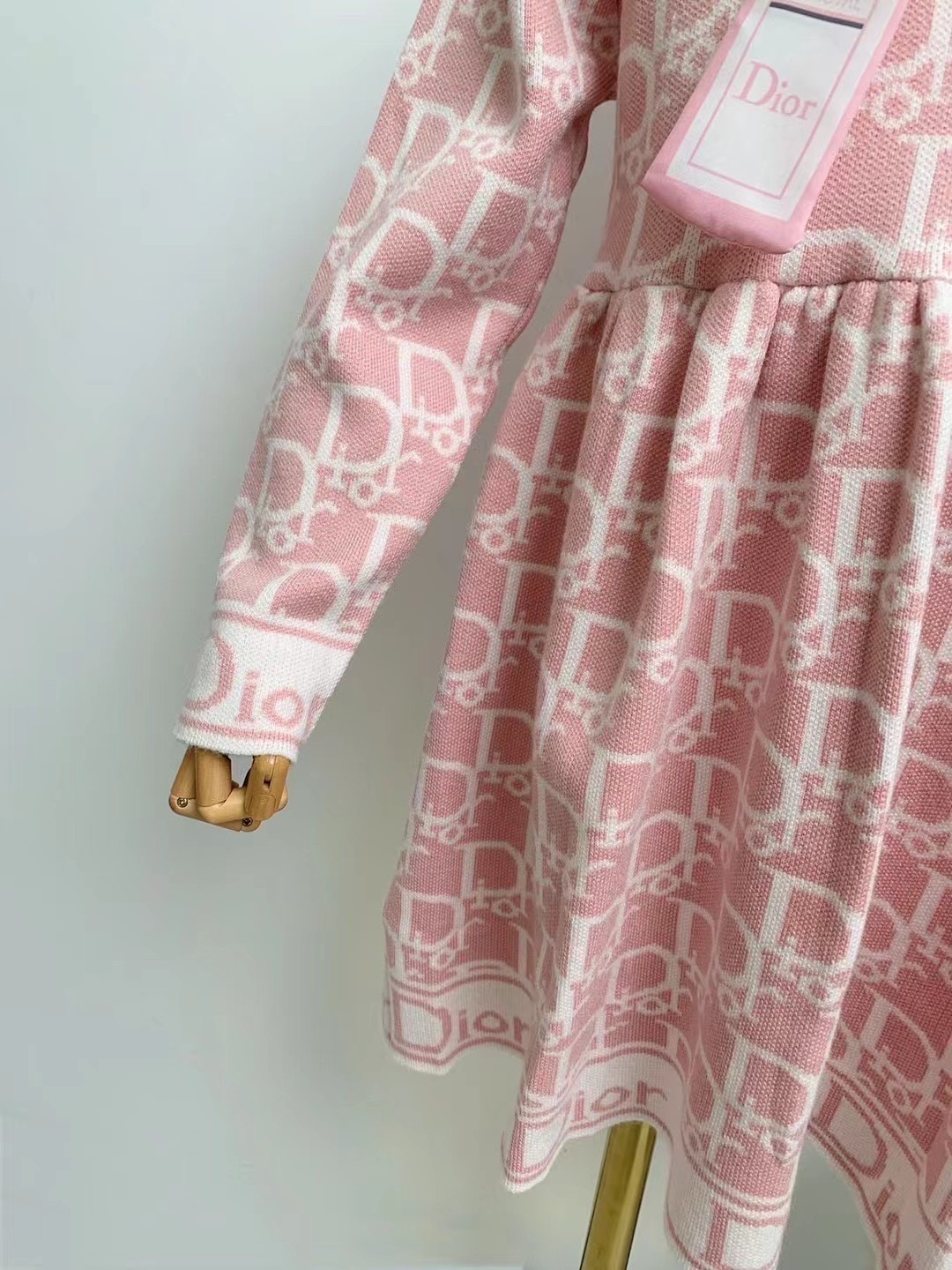 สลับแท้ เกรดเทพ Size 90-150 เสื้อผ้าเด็กแบรนด์เนม DIOR Knit Dress Kids เดรสหวานชมพูคีพลุคลูกคุณ งาน 1:1 เนื้อผ้าการันตีความพรีเมียมอย่างดี งานนำเข้าจากโรงงานเทียบแบรนด์