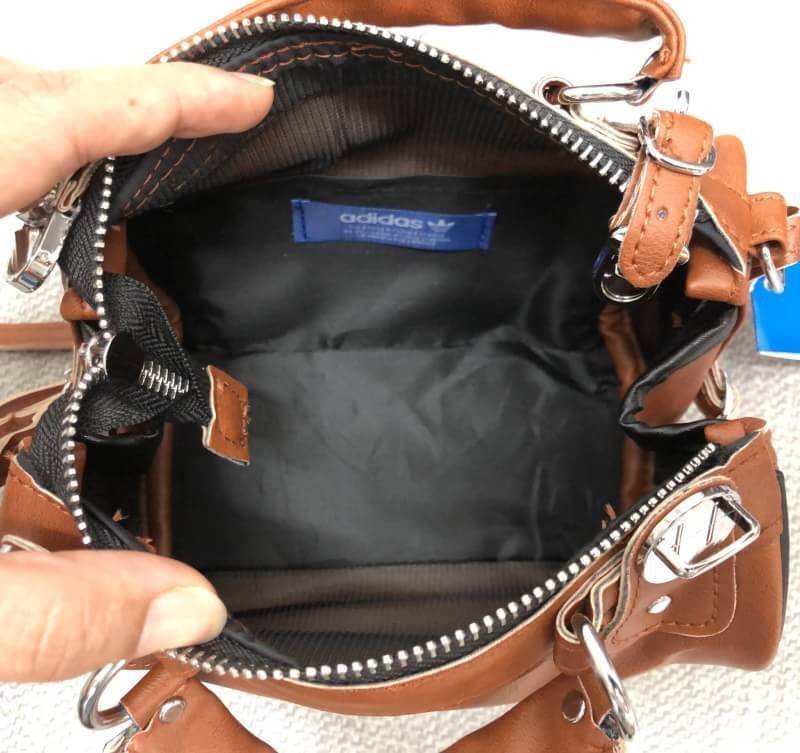 Adidas mini shoulder bag and messenger bag 2018 พร้อมส่ง กระเป๋าสะพายข้างแนว Sport วัสดุ pu หนังนิ่ม น้ำหนักเบาค่ะ ใช้ได้ทั้งด้านหน้าและหลังค่ะ ตัวกระเป๋าสกรีนโลโก้แบรนด์ เปิดปิดกระเป๋าแบบซิป ภายในโล่ง กว้างสามารถใส่มือถือได้ กระเป๋าสตางค์ใบเล็กได้ หรือขอ