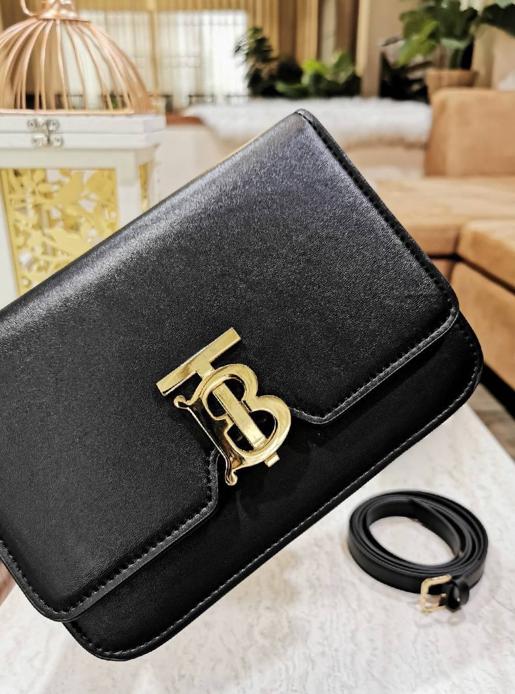 พรีเมี่ยมกิ๊ฟแท้ 100% 】BURBERRY FRAGRANCES CROSSBODY BAG VIP GIFT WITH PURCHASE (GWP) กระเป๋าสะพายพรีเมี่ยมกิ๊ฟ Limited Edition จากน้ำหอม BURBERRY DUTY FREE วัสดุ Calfskin หนังเรียบสวยอยู่ทรงดีไซน์ยอดนิยมประดับโลโก้แบรนด์ทองด้านหน้า