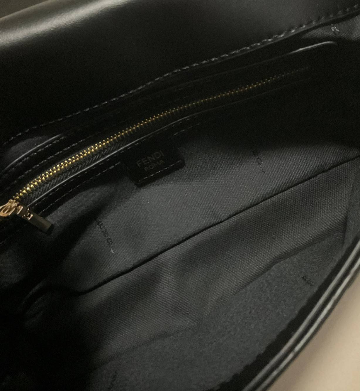 รุ่นใหม่แนะนำ!! **สวยหรูมาก กับ FENDI BAGUETTE BAG วัสดุหนังแท้ทั้งใบ ปั้มจมสัญลักษณ์แบรนด์สวยหรูมาก ด้านในบุผ้าปั้มแบรนด์ เปิดปิดด้วยกระดุมแม่เหล็ก ช่องโล่งกว้างพร้อมช่องซิป สามารถใส่ กระเป๋าสตางค์ยาวได้ มือถือได้ทุกรุ่น มาพร้อมสายสะพาย2แบบ ถอดปรับเปลี่ย