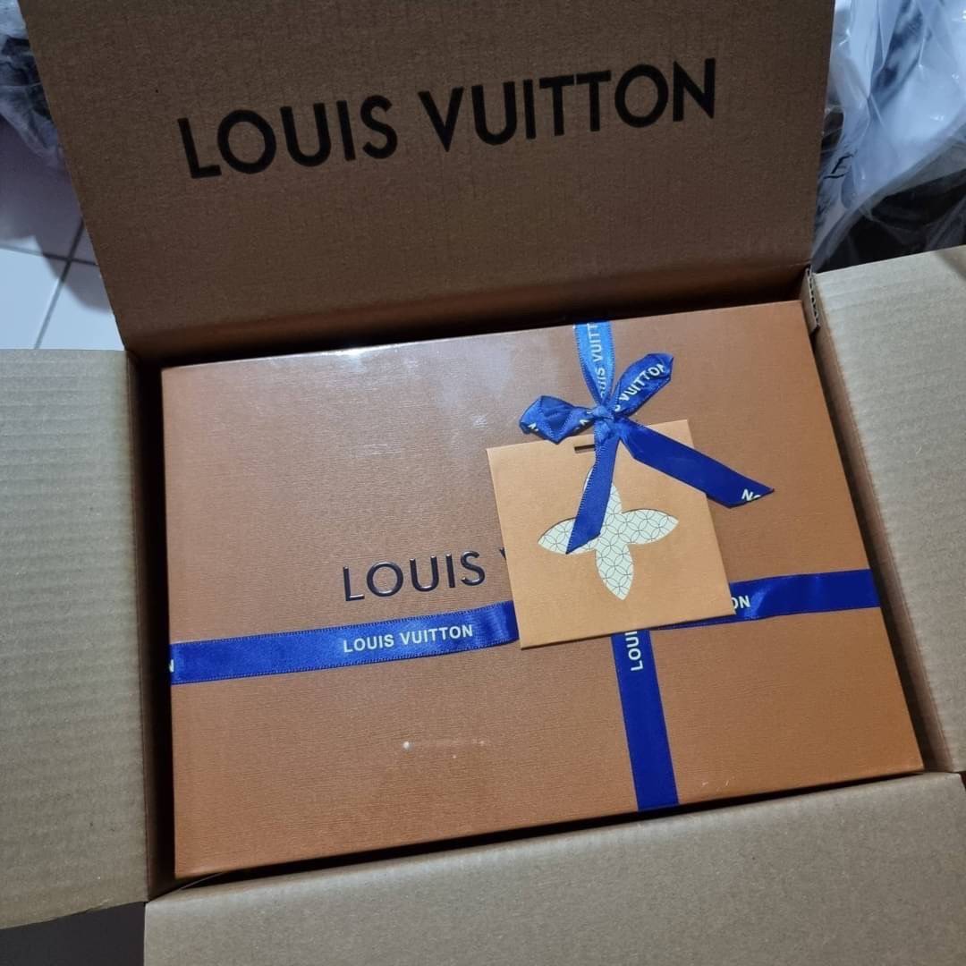 LV Backpack Size Mini | สายสะพายเล็ก ถอดได้ LV palm springs New in!! เข้าแล้วกับไอเท็มยอดฮิต หรูหราพร้อม box set สุดสวย ที่สุดของความคุ้มค่า LV palm springs กระเป๋าแบ็คแพ็ค มาให้เลือก 2 ไซส์ ขายดี วัสดุหนังแคนวาสคุณภาพดี มีช่องซิปแบ่งสัดส่วน ใบเล็กสายวะพา