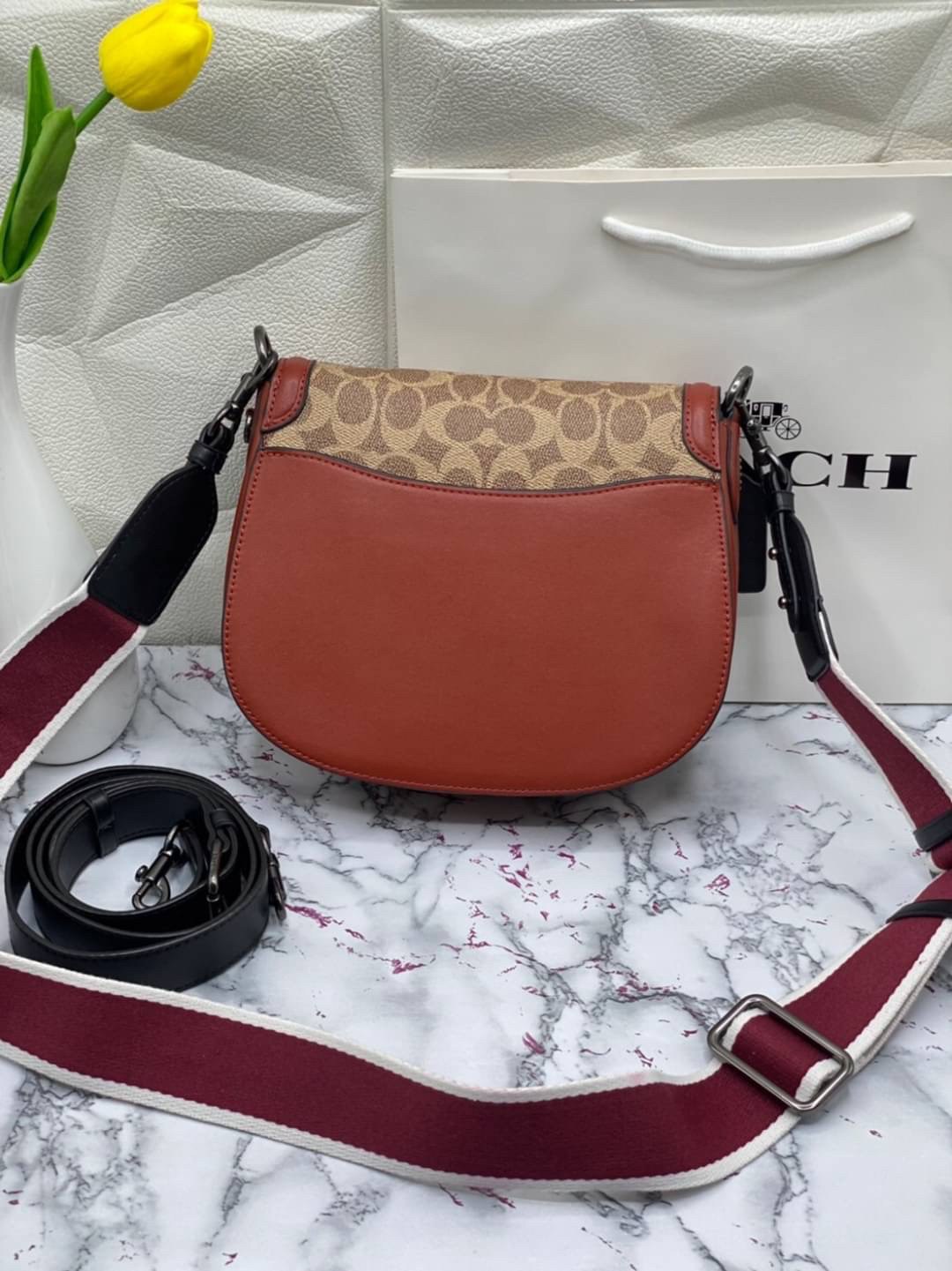 Coach Printed Coated Canvas And Glovetaanned เข้าเพิ่ม 4 แบบ มี 2สาย สายหนังและสายสปอร์ต สุดคุ้มเลยค่าา พร้อมส่งที่ไทยอีกครั้ง ฮอตฮิตไม่เลิกค่ะ ถามหากันเยอะมาก! กระเป๋าสะพายครอสบอดี้ร์ วัสดุหนังแท้ชั้นดีที่สุด! หนังสวย บวกกับอะไหล่แบรนด์ที่ดูเด่นคลาสสิคตร