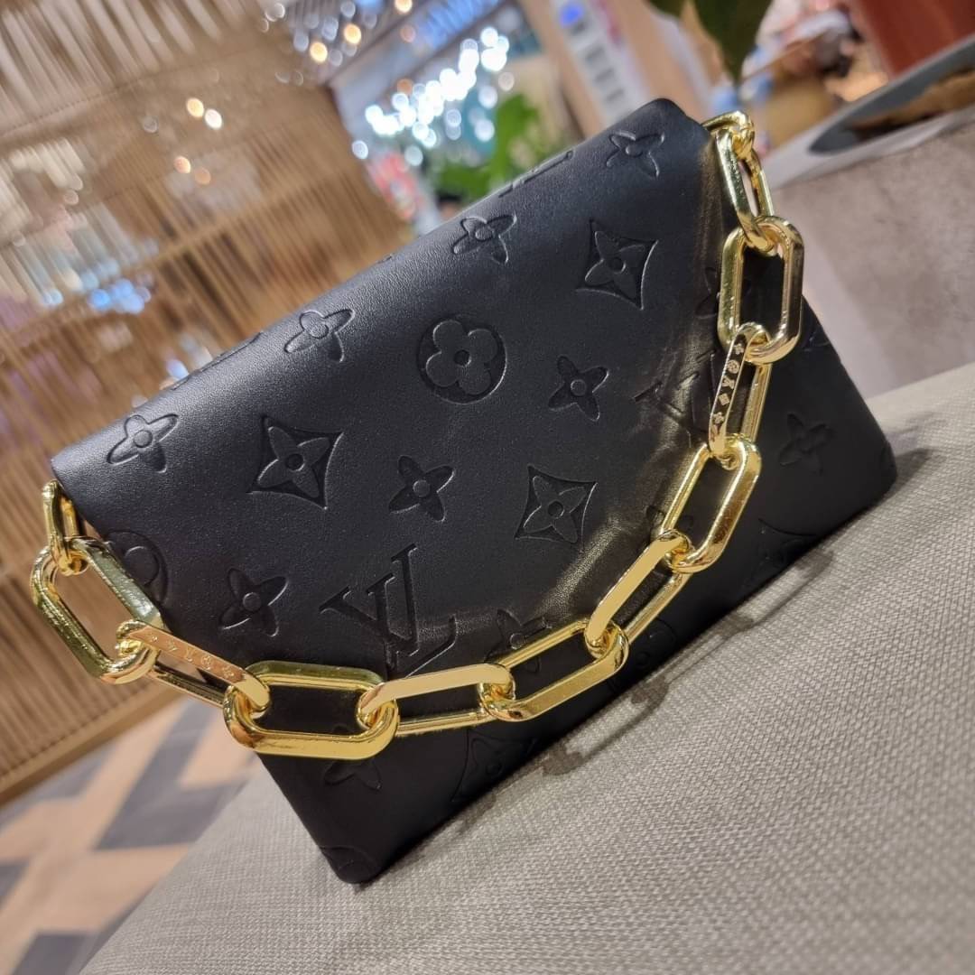 VIP 🥂 LV POCHETTE COUSSIN กระเป๋าสะพายกึ่งคลัชท์ ไซส์มินิ น่ารักมากๆ สุดหรูด้วยวัสดุหนังแกะปั๊มลายสวยคม ฟูนุ่ม สัมผัสดี มาพร้อมสายโซ่ใหญ่ในตัว ดูแพง!! และสายโซ่เล็กสะพายข้างได้กำลังสวย เปิด-ปิดด้วยกระดุมแม่เหล็ก ภานในเป็นช่องโล่ง แบ่งสัดส่วน ใส่ขอ