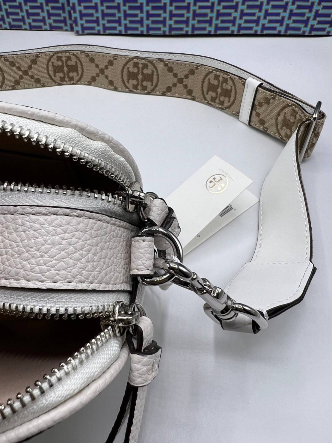TORY BURCH Miller Mini Crossbody Bag / TORY CAMERA BAG / TORY BAG พร้อมส่ง 5 สี กระเป๋าสะพายใบเล็กมินิมอลในรูปทรงใหม่ที่คล่องตัว