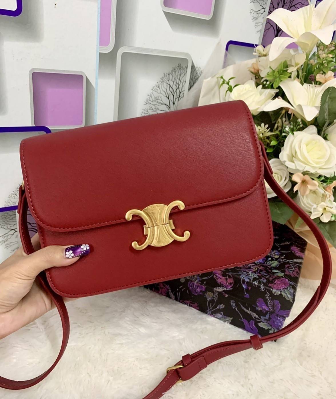 VIP 】CELINE Medium Triomphe Bag In Shiny Calfskin Medium Triomphe Bag In Shiny Calfskin GIFT WITH PURCHASE (GWP) พรีเมี่ยมกิ๊ฟ Limited Edition จาก CELINE PERFUME DUTY FREE COUNTER วัสดุหนังแท้ (Calfskin) ซับในเป็นหนังแกะ (Lambskin) รูปทรงสี่เหลี่ยมผืนผ้า 