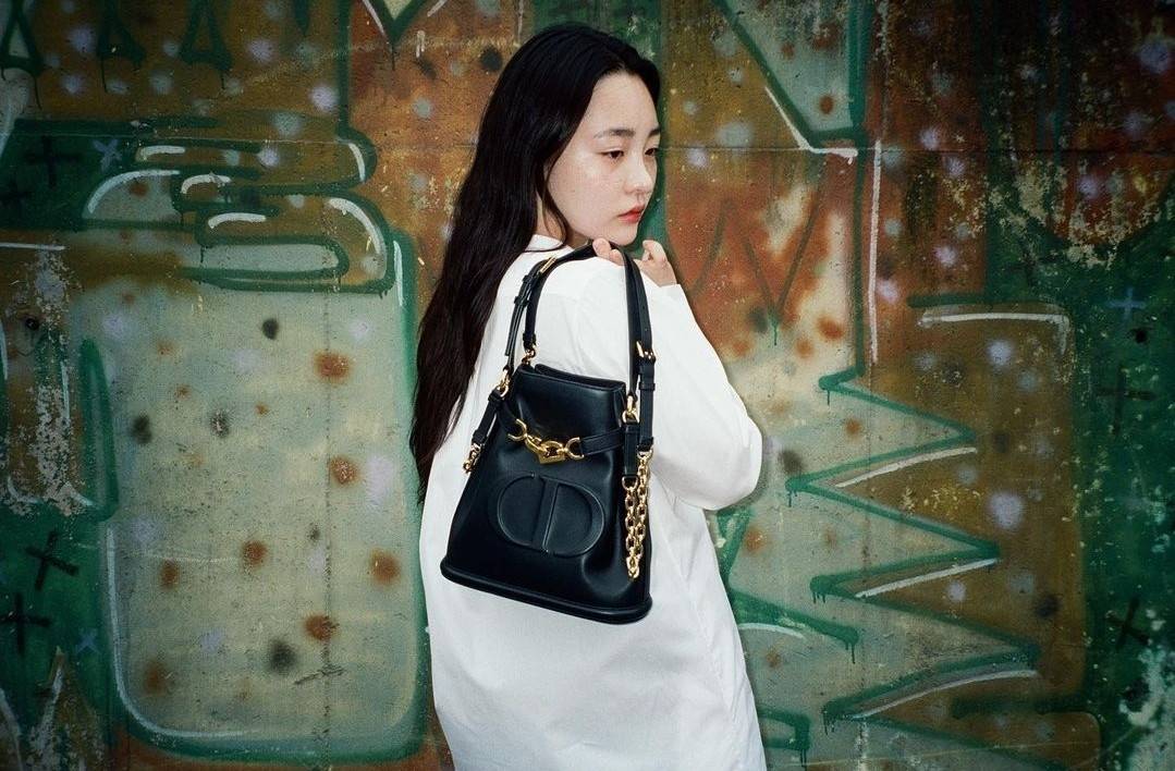 CD MEDIUM C'EST BAG 25cm / Dior bucket bag พร้อมส่ง กระเป๋าสะพายสุดคลาสสิค ดีไซน์หรู มีดีเทลสวยไม่ซ้ำใคร อะไหล่ออกแบบมาเป็นตัวซีดี