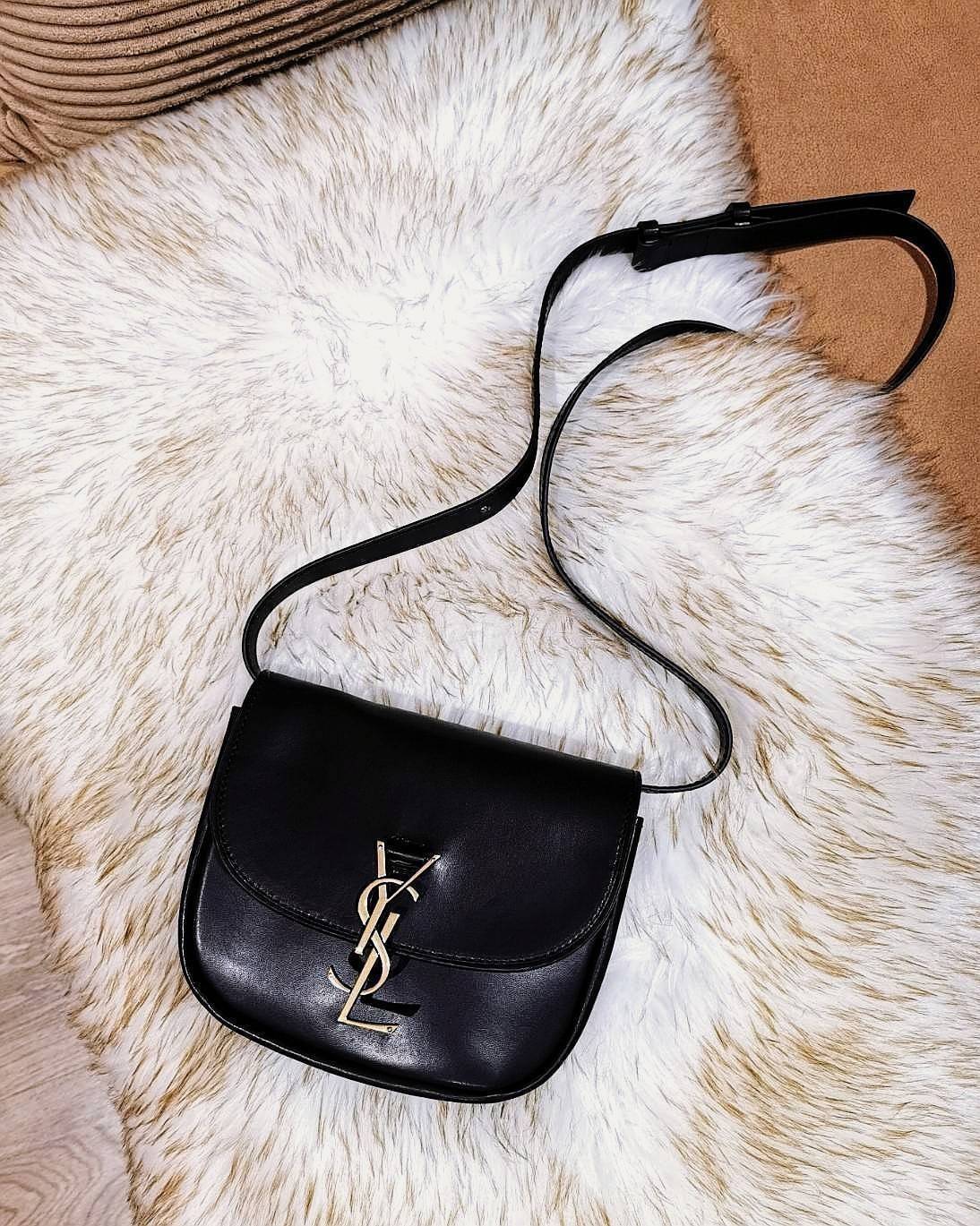 VIP 🥂 สีใหม่พร้อมส่ง! Saint Laurent Kaia Small YSL Plaque Leather Cross Body Bag / YVES SAINT LAURENT YSL BAG VIP วัสดุ Calfskin หนังเรียบอยู่ทรงเปิดปิดด้วยฝาปิดโลโก้แบรนด์อะไหล่ทอง ภายในโล่งมีโลโก้และช่องย่อยสามารถใส่มือถือของใช้จุกจิกได้เยอะ สาย