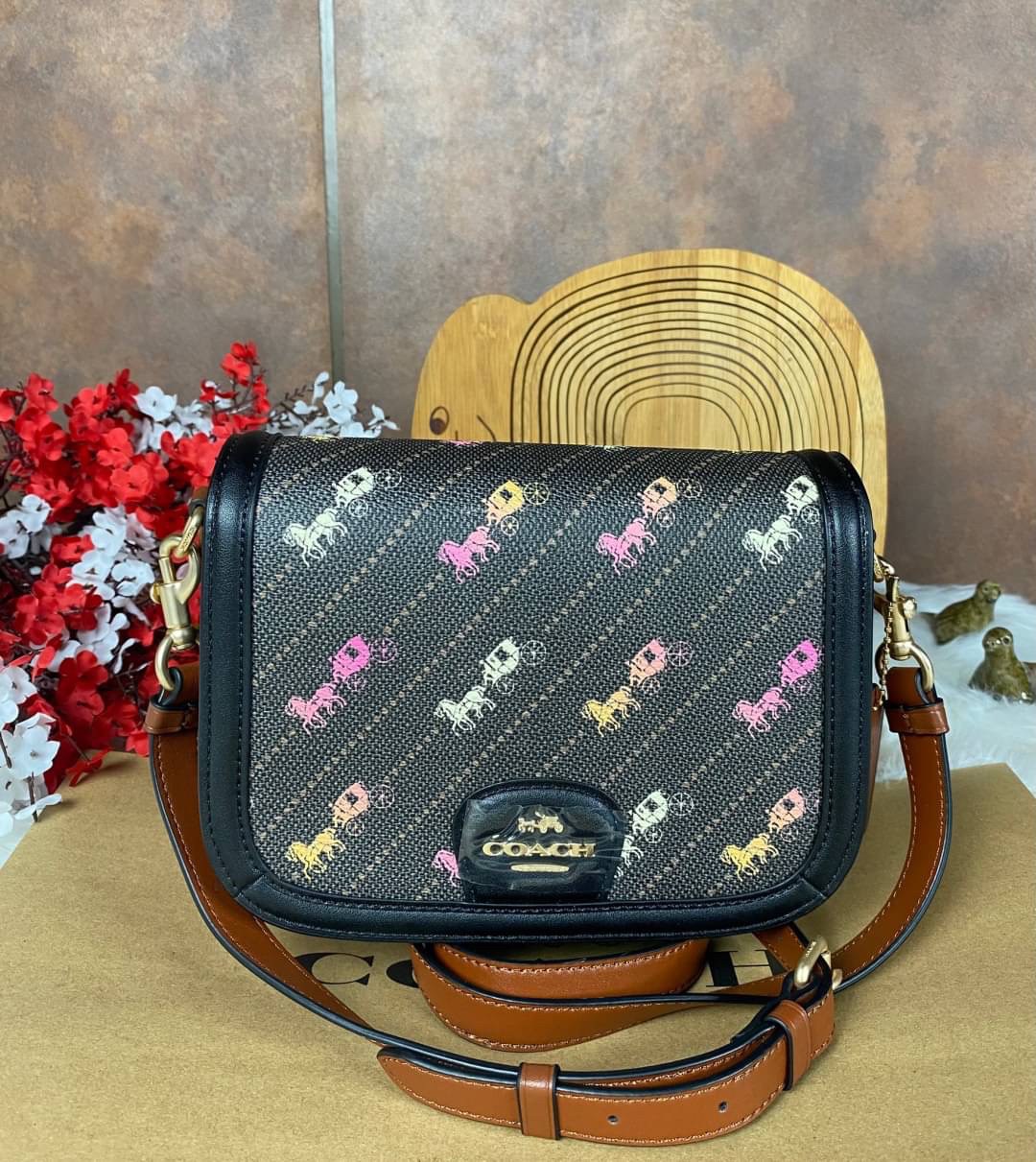 OUTLET 】COACH SADDLE BAG WITH HORSE AND CARRIAGE DOT PRINT (COACH C4059) กระเป๋าสะพายข้าง ลายม้าและรถลาก item ใหม่ที่สาวๆต้องมีนาทีนี้ห้ามพลาด รูปทรงโค้งมน วัสดุ พีวีซี ผ้าใบเคลือบพิมพ์ลายเป็นหนังเรียบ ทนทานและกันคราบสกปรกทั้งสี่ด้านเป็นหนังคุ้มสุดๆ ภายใน