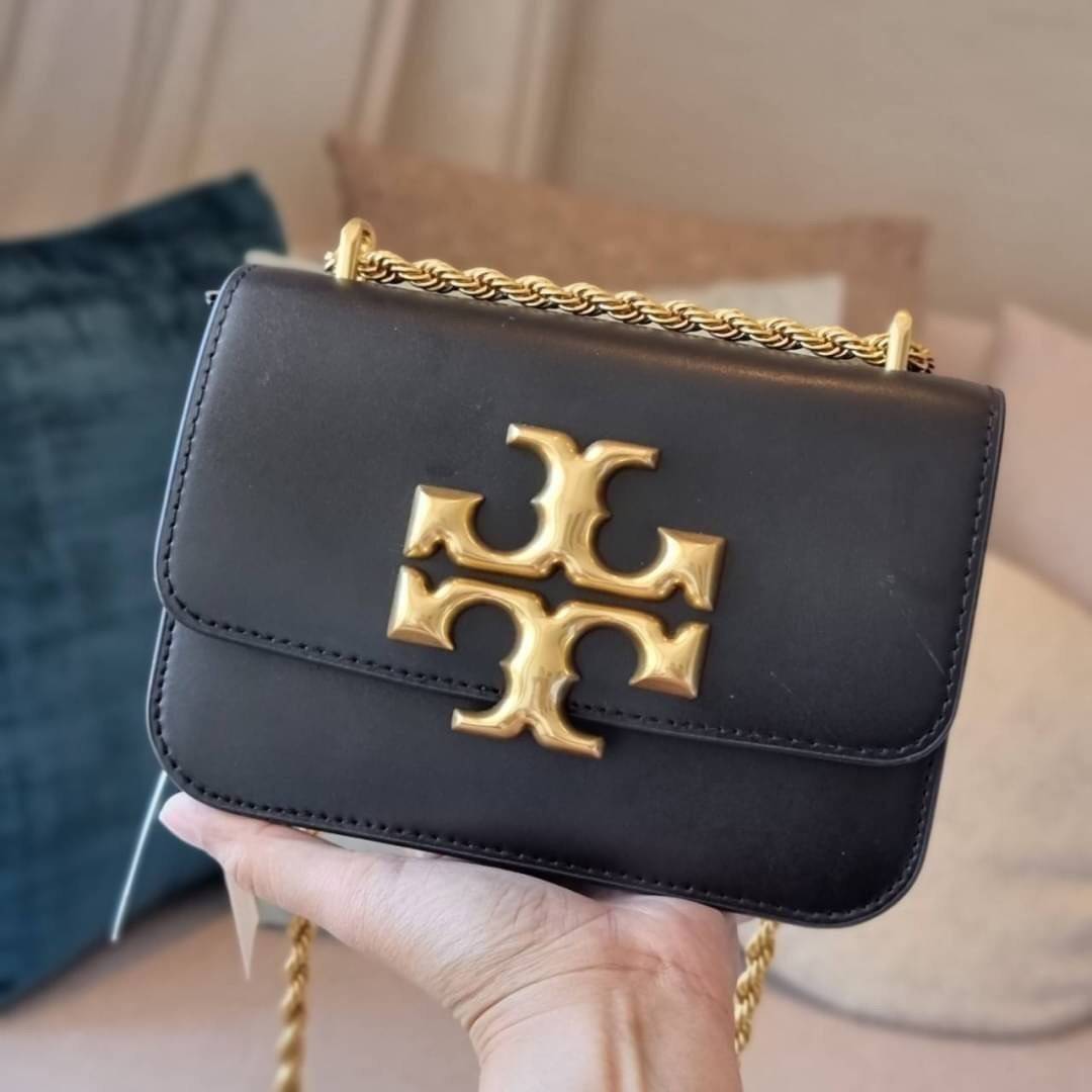 TORY BURCH ELEANOR SMALL CONVERTIBLE SHOULDER BAG ฮอตไอเท็ม รุ่นนี้ขายดีขายหมด สวยหรู คุณหนู ผู้ดี!! หายากมากแล้วน้า กระเป๋าสะพายข้าง ดีไซน์อยู่ทรง ขนาดกำลังสะดวกใช้สำหรับสาว วัสดุหนังแท้เต็มใบ สีทูโทน เปิด-ปิดด้วยแถบแม่เหล็ก ภายในแบ่งสัดส่วนได้เป็นอย่างด