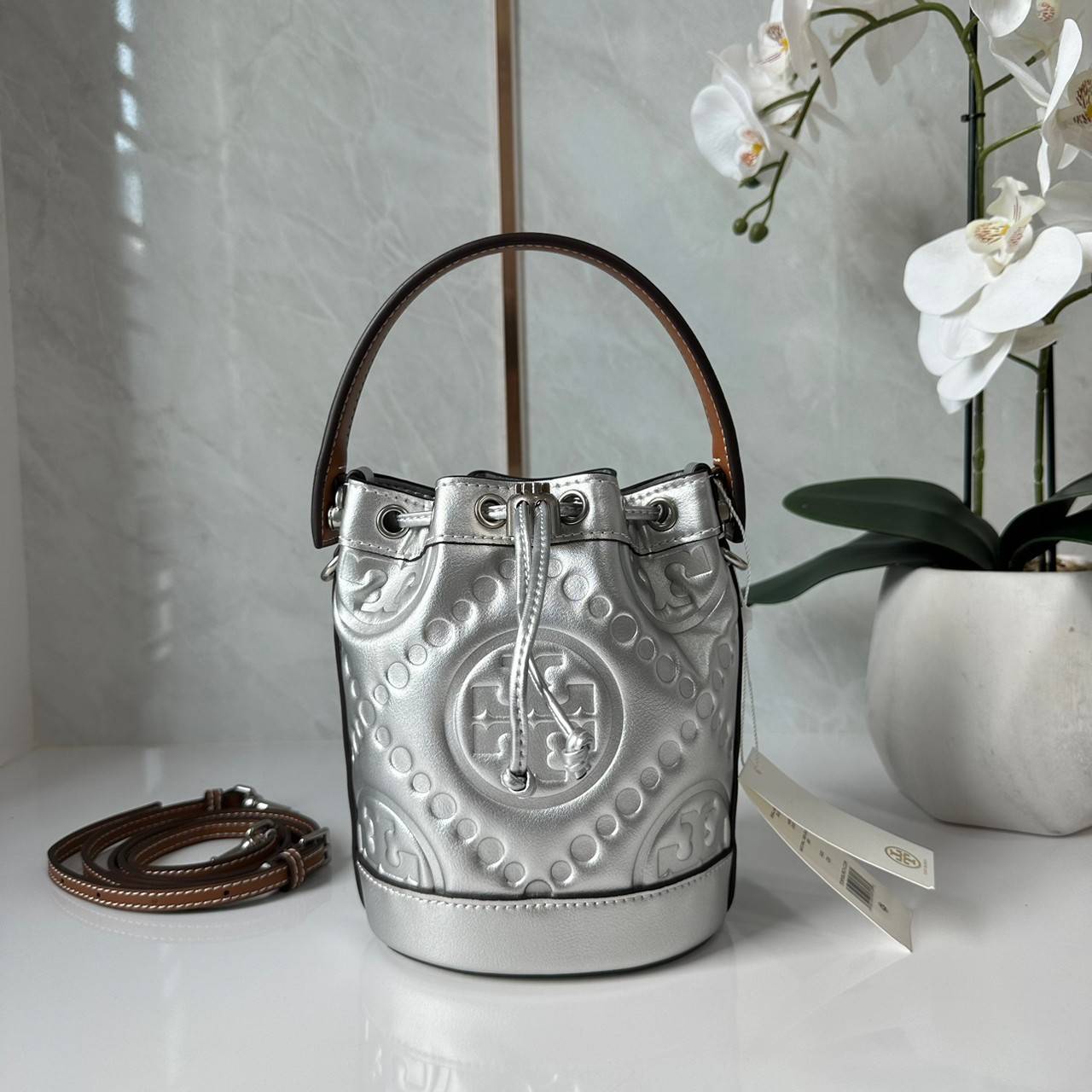 6 สี Tory Burch Puffy Mini / Tory burch T Monogram Puffy Patent Mini Bucket Bag / Tory Bucket Bag กระเป๋าบัคเกต size เล็ก โดดเด่นด้วยโลโก้ตัวนูนปั๊มด้านหน้า