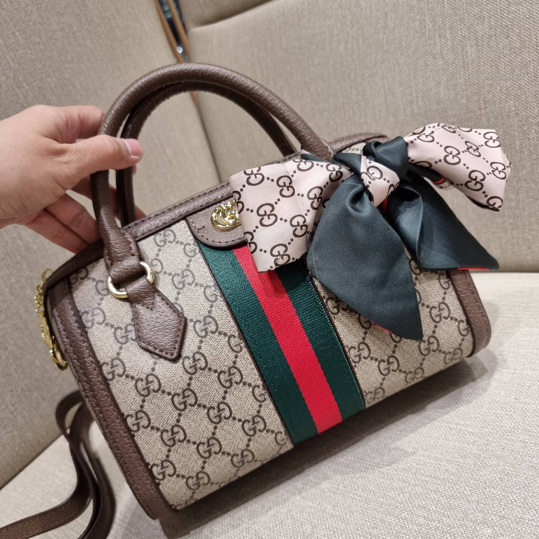 VIP 】GC CLASSIC DUFFLE BAG VIP GIFT กระเป๋าถือทรงหมอนสวยคลาสสิค สินค้าพิเศษจากเคาน์เตอร์ duty free แถมฟรี!! โบว์ผ้าลายแบรนด์ สำหรับตกแต่งหูกระเป๋า ผูกเป็นโบว์ หรือพันถนอมหูกระเป๋าก็ดูหรูมาก วัสดุหนังแคนวาส ดีไซน์แถบคาดโดดเด่น สวย หรู ใบจริงสวยมาก! เปิด-ปิ